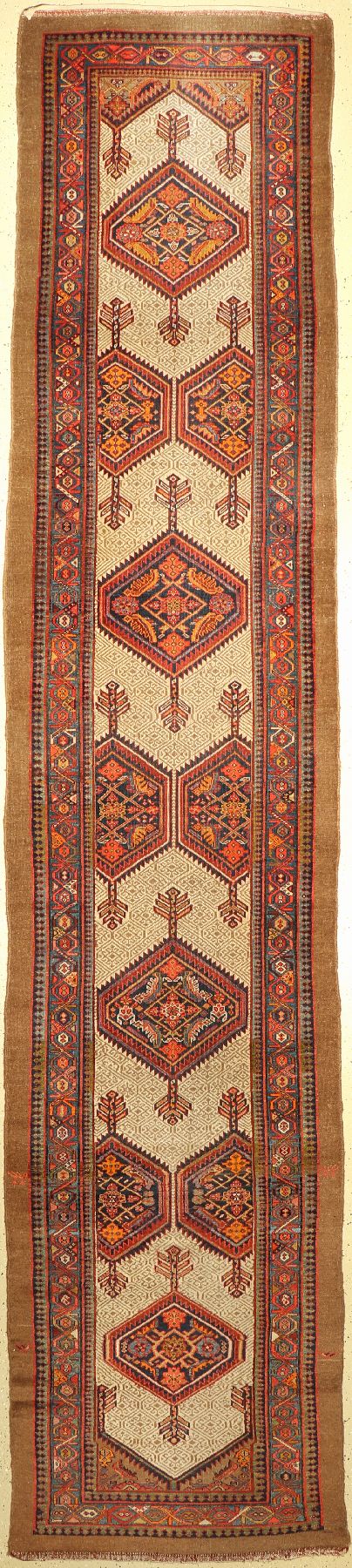 Antike Sarab Galerie, Nordwestpersien, um 1900, Wolle geknüpft auf Baumwolle, ca. 494 x 106 cm, EHZ: 2-3(guter Zustand).