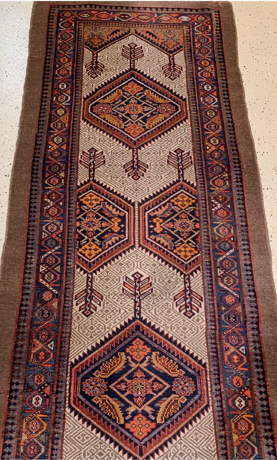 Detail a: Antike Sarab Galerie, Nordwestpersien, um 1900, Wolle geknüpft auf Baumwolle, ca. 494 x 106 cm, EHZ: 2-3(guter Zustand).