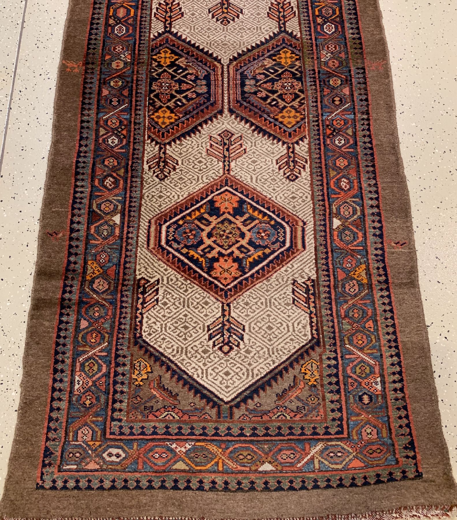 Detail b: Antike Sarab Galerie, Nordwestpersien, um 1900, Wolle geknüpft auf Baumwolle, ca. 494 x 106 cm, EHZ: 2-3(guter Zustand).