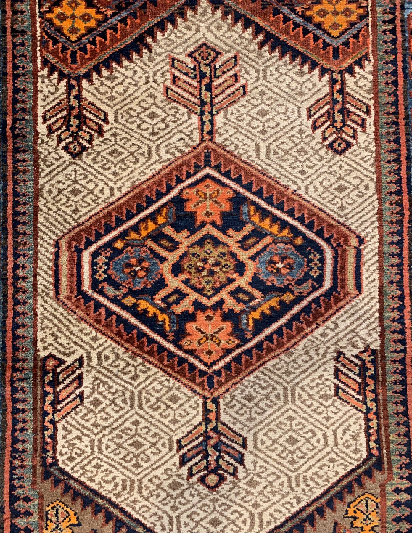 Detail c: Antike Sarab Galerie, Nordwestpersien, um 1900, Wolle geknüpft auf Baumwolle, ca. 494 x 106 cm, EHZ: 2-3(guter Zustand).