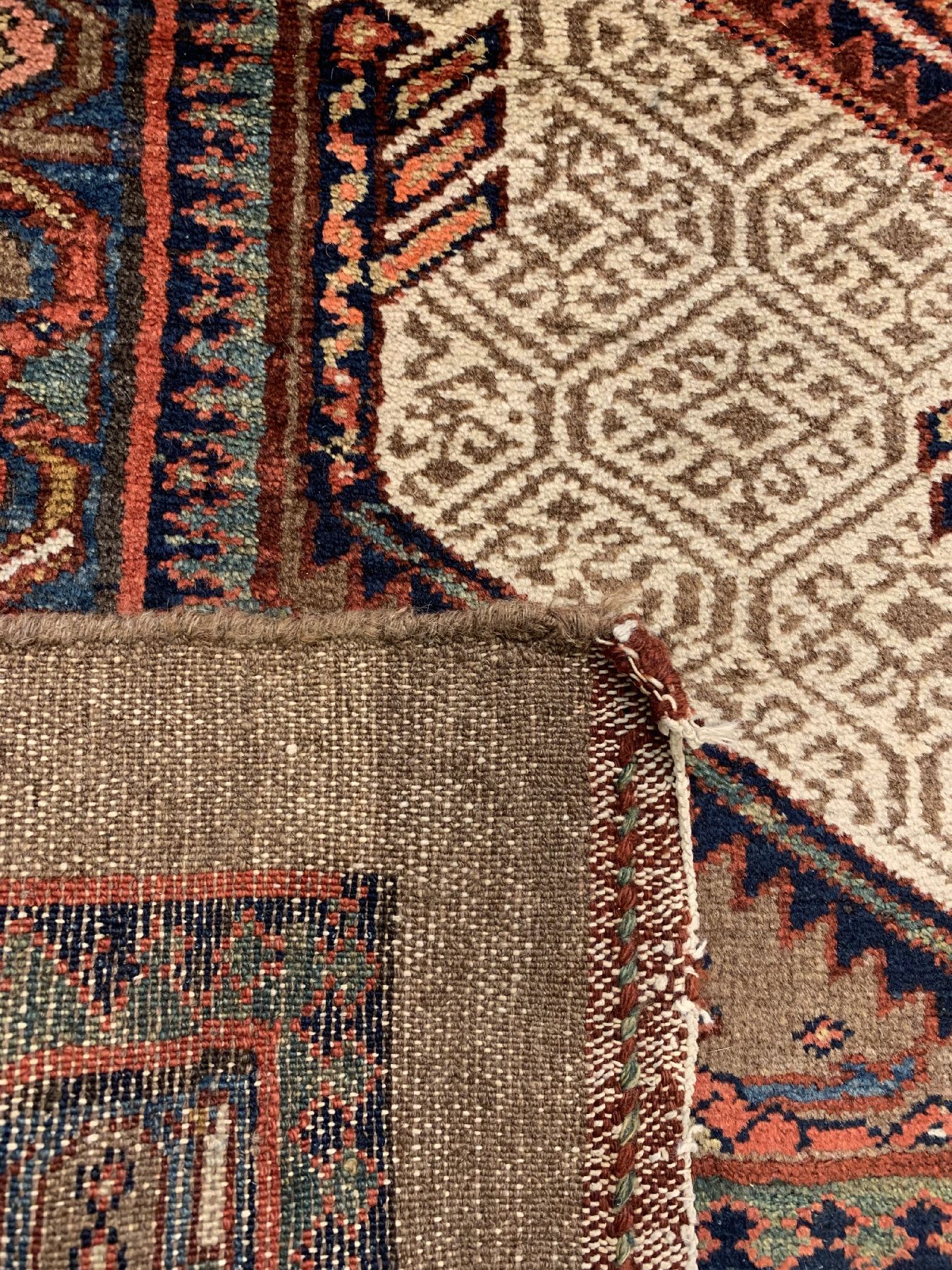 Detail e: Antike Sarab Galerie, Nordwestpersien, um 1900, Wolle geknüpft auf Baumwolle, ca. 494 x 106 cm, EHZ: 2-3(guter Zustand).