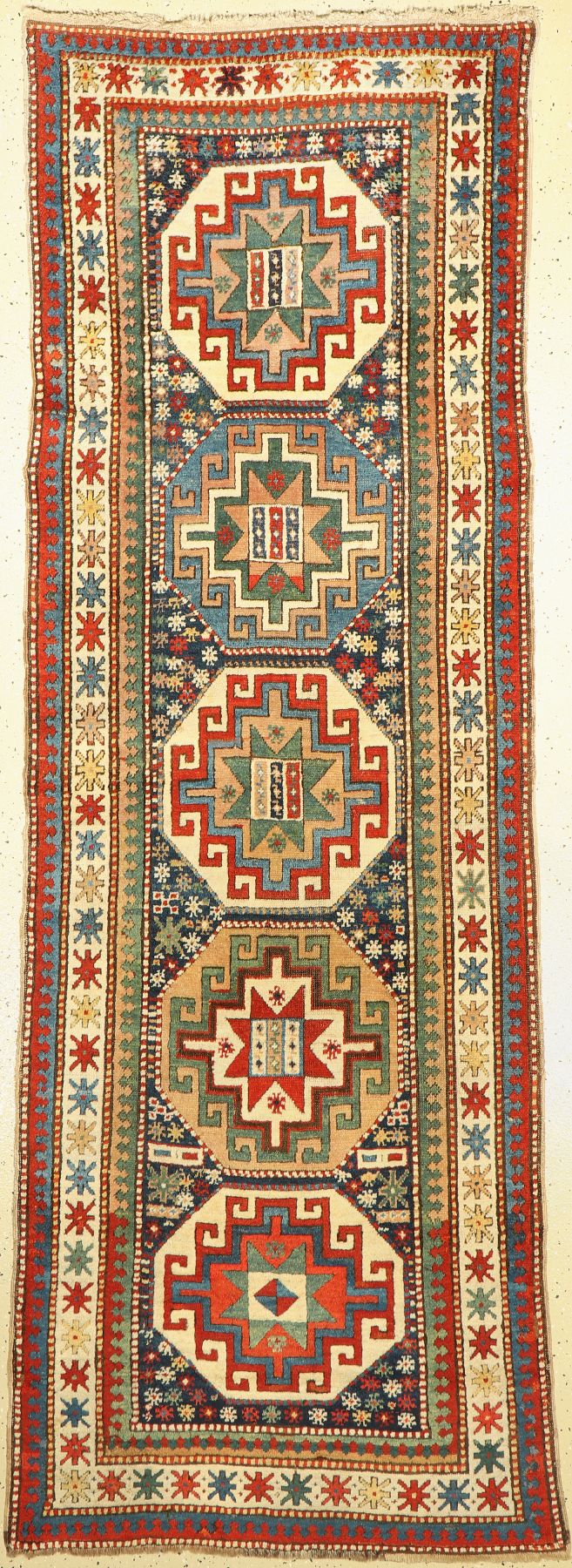 Antiker Moghan Kazak, Zentralkaukasus, 19 Jhd., Wolle geknüpft auf Wolle , Fünf vollständige Memling-Göls, ca, 270 x 96 cm, EHZ: 2-3 ...