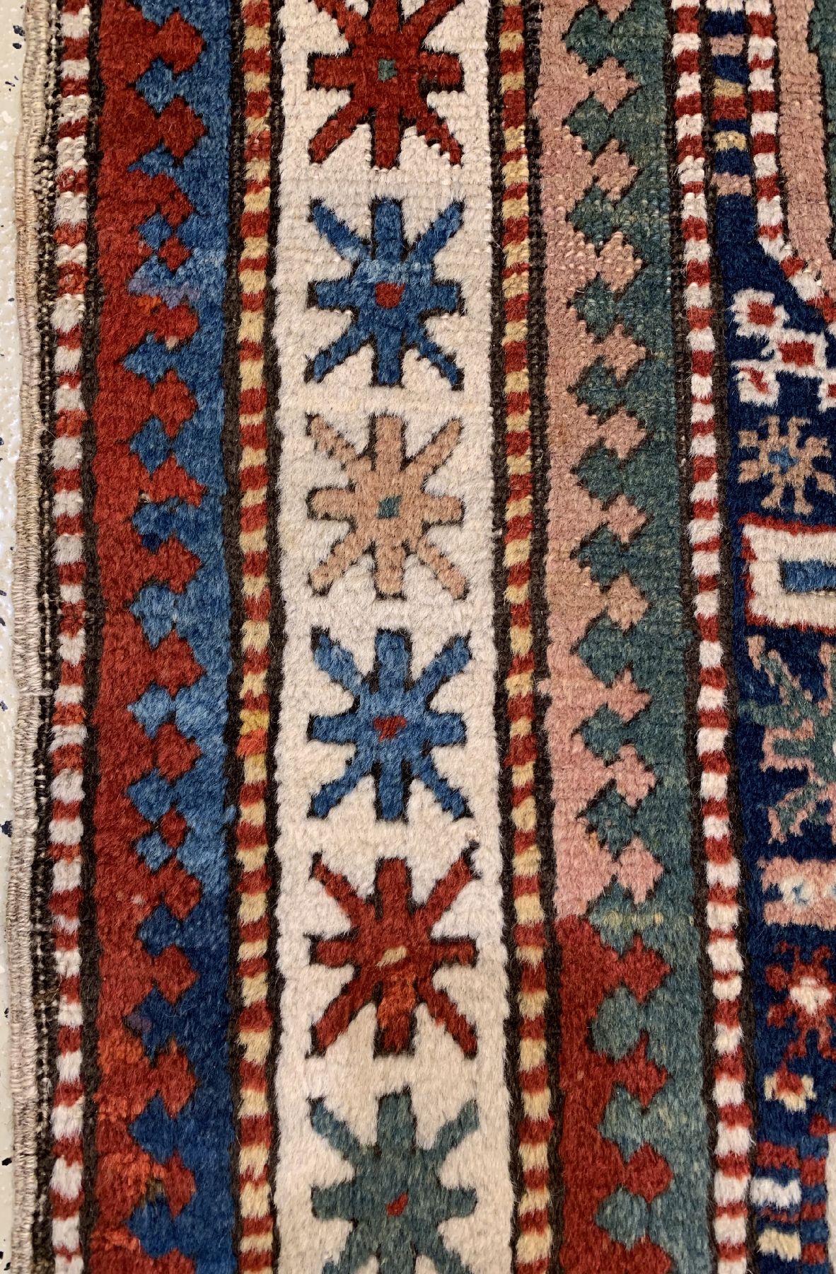 Detail c: Antiker Moghan Kazak, Zentralkaukasus, 19 Jhd., Wolle geknüpft auf Wolle , Fünf vollständige Memling-Göls, ca, 270 x 96 cm, EHZ: 2-3 ...