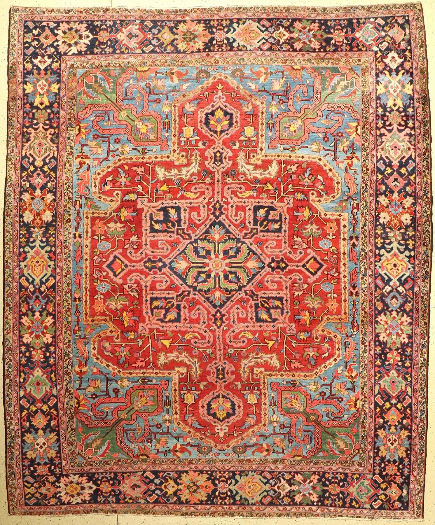 Antiker Heriz(Pflanzenfarben), Nordwestpersien, um 1900, Wolle geknüpft auf Baumwolle, wuchtiges Medallion auf hellblauem Grund, ca, 330 x 275 cm, ...