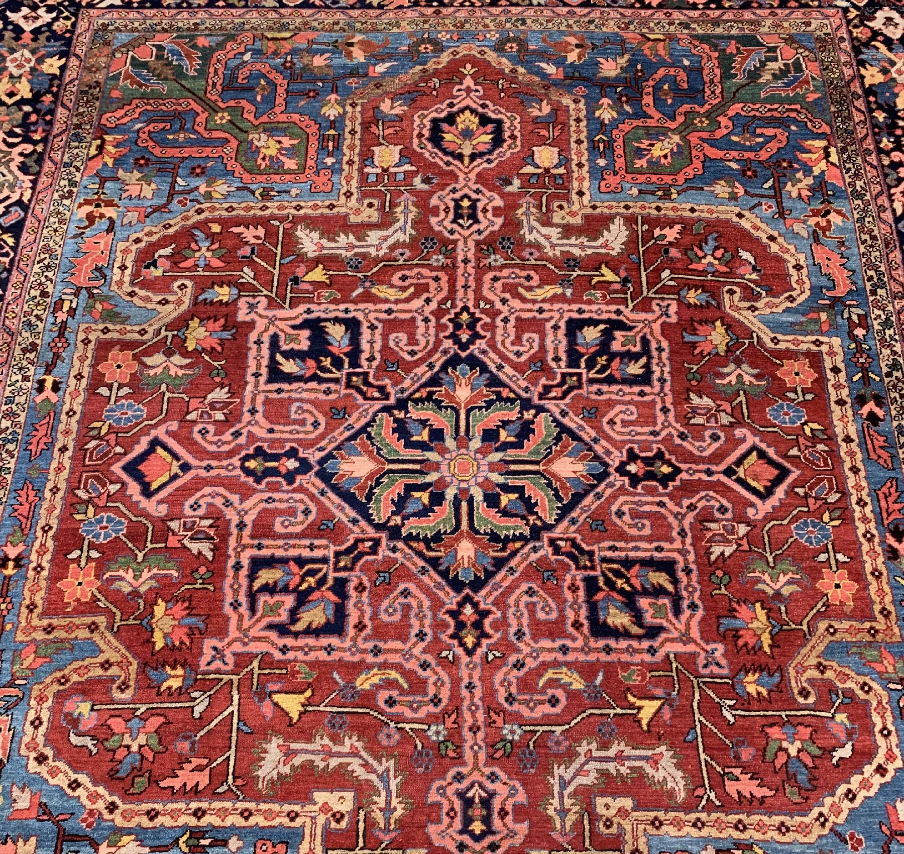 Detail a: Antiker Heriz(Pflanzenfarben), Nordwestpersien, um 1900, Wolle geknüpft auf Baumwolle, wuchtiges Medallion auf hellblauem Grund, ca, 330 x 275 cm, ...