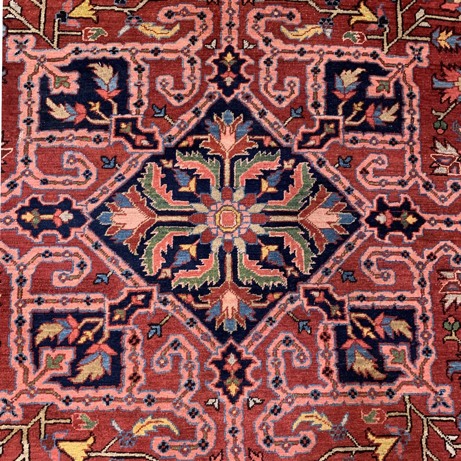 Detail b: Antiker Heriz(Pflanzenfarben), Nordwestpersien, um 1900, Wolle geknüpft auf Baumwolle, wuchtiges Medallion auf hellblauem Grund, ca, 330 x 275 cm, ...