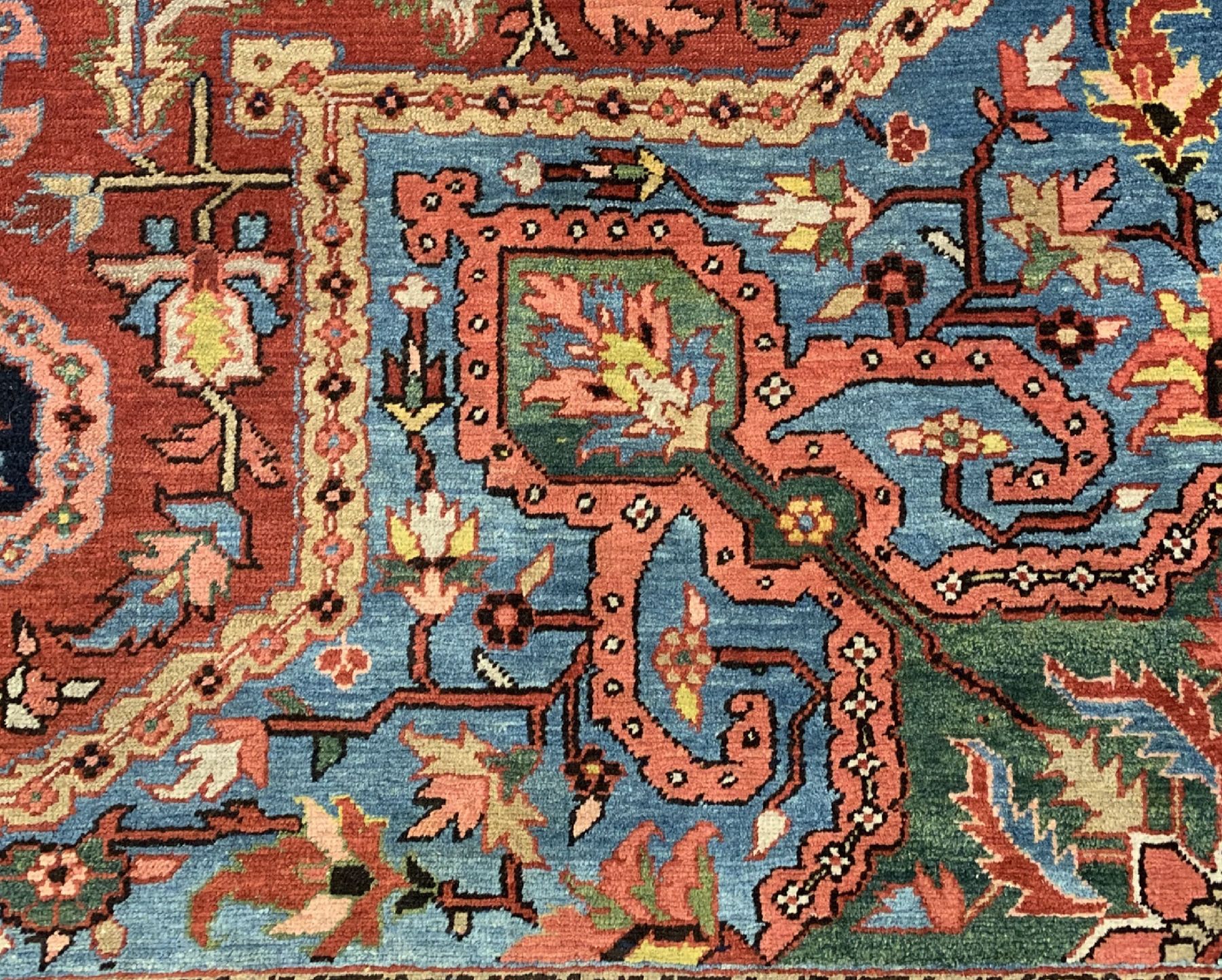 Detail c: Antiker Heriz(Pflanzenfarben), Nordwestpersien, um 1900, Wolle geknüpft auf Baumwolle, wuchtiges Medallion auf hellblauem Grund, ca, 330 x 275 cm, ...