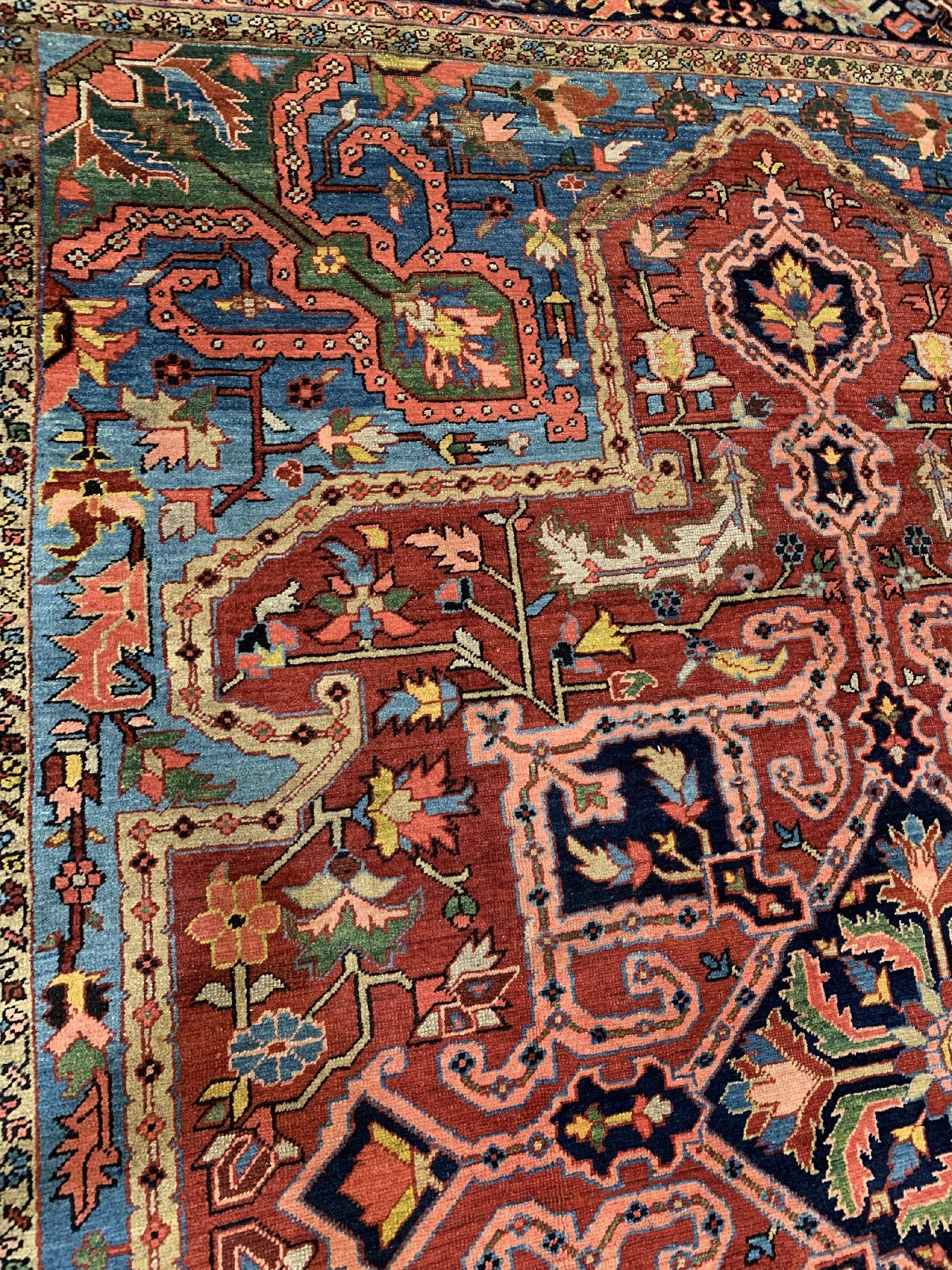 Detail d: Antiker Heriz(Pflanzenfarben), Nordwestpersien, um 1900, Wolle geknüpft auf Baumwolle, wuchtiges Medallion auf hellblauem Grund, ca, 330 x 275 cm, ...