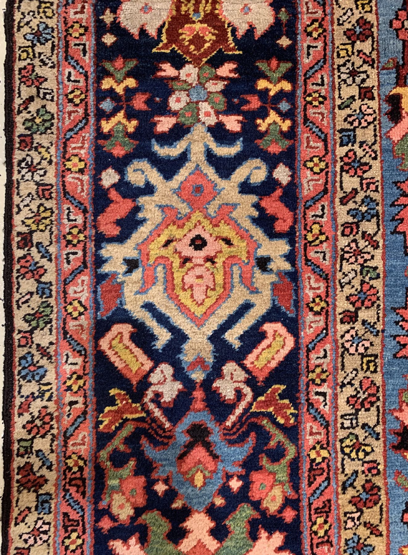 Detail e: Antiker Heriz(Pflanzenfarben), Nordwestpersien, um 1900, Wolle geknüpft auf Baumwolle, wuchtiges Medallion auf hellblauem Grund, ca, 330 x 275 cm, ...