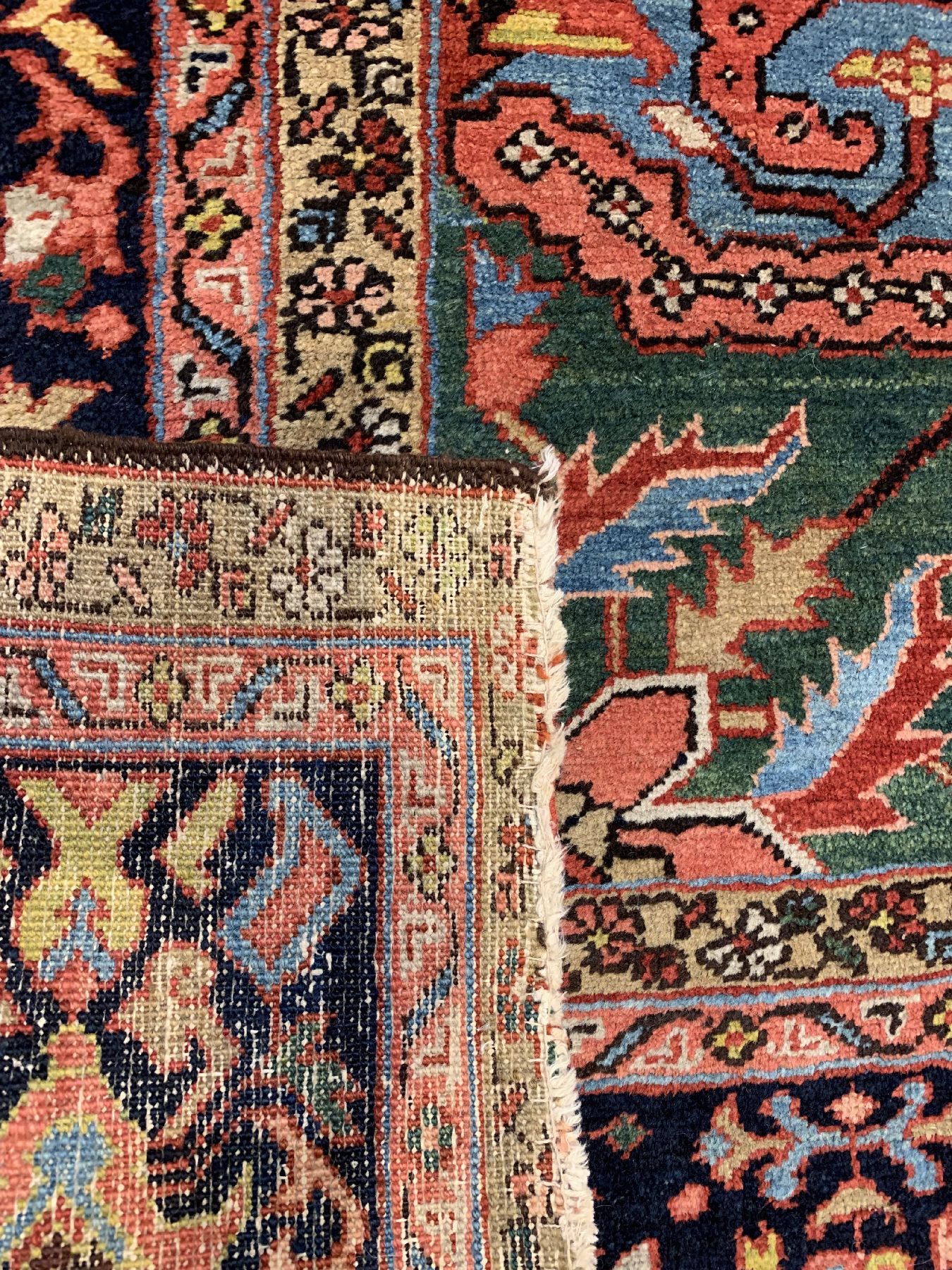Detail f: Antiker Heriz(Pflanzenfarben), Nordwestpersien, um 1900, Wolle geknüpft auf Baumwolle, wuchtiges Medallion auf hellblauem Grund, ca, 330 x 275 cm, ...