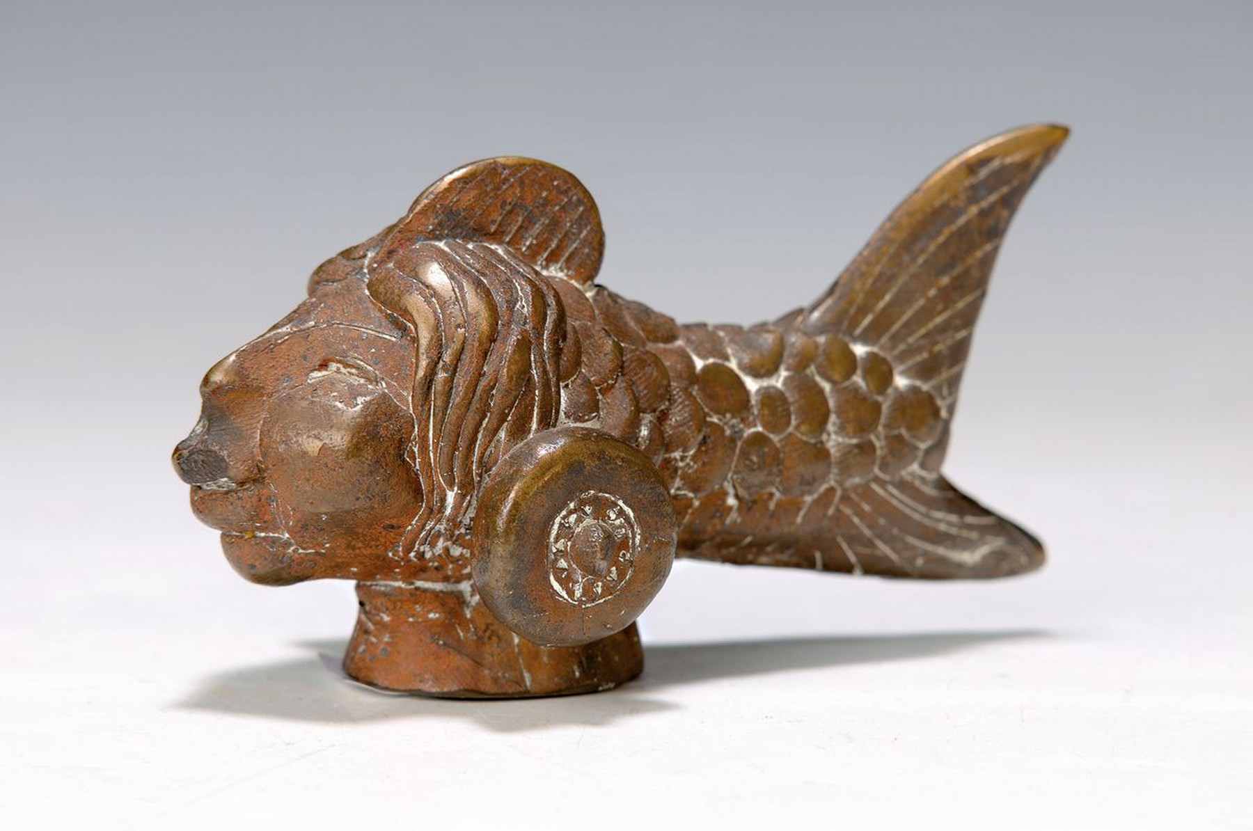 Gernot Rumpf, geb. 1941 Kaiserslautern, Fischmädchen, Bronzeskulptur, monogrammiert, H. ca. 6cm