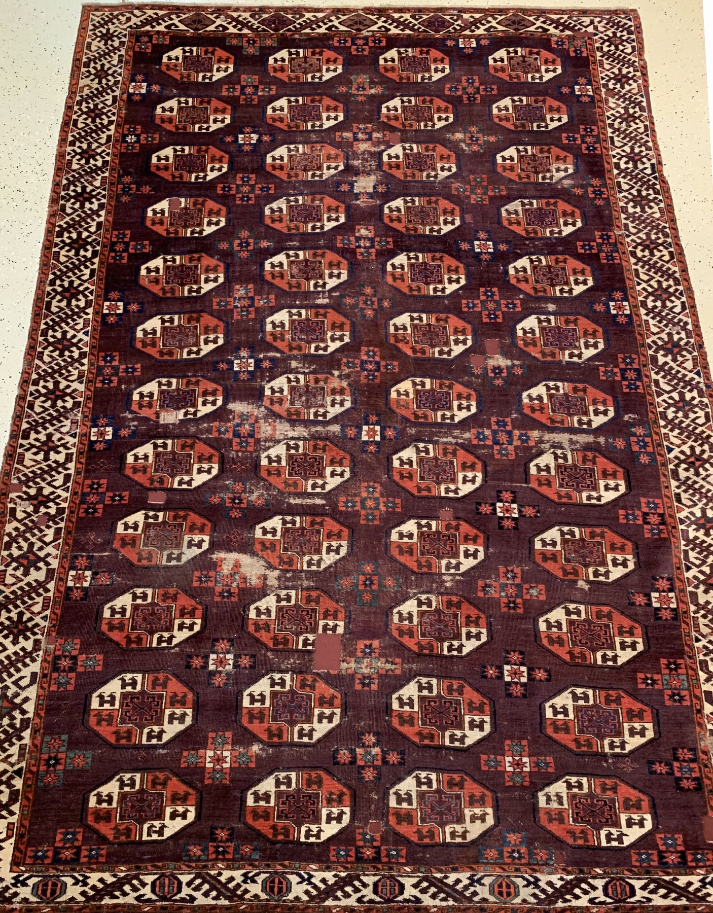 Detail a: P.Tschaudor Hauptteppich antik, Turkmenistan, 18 Jhd., Wolle geknüpft auf Wolle, Tauk-Nuska Göls mit Kotschak-Kreuz im Zentrum, Tscharch Palak ...
