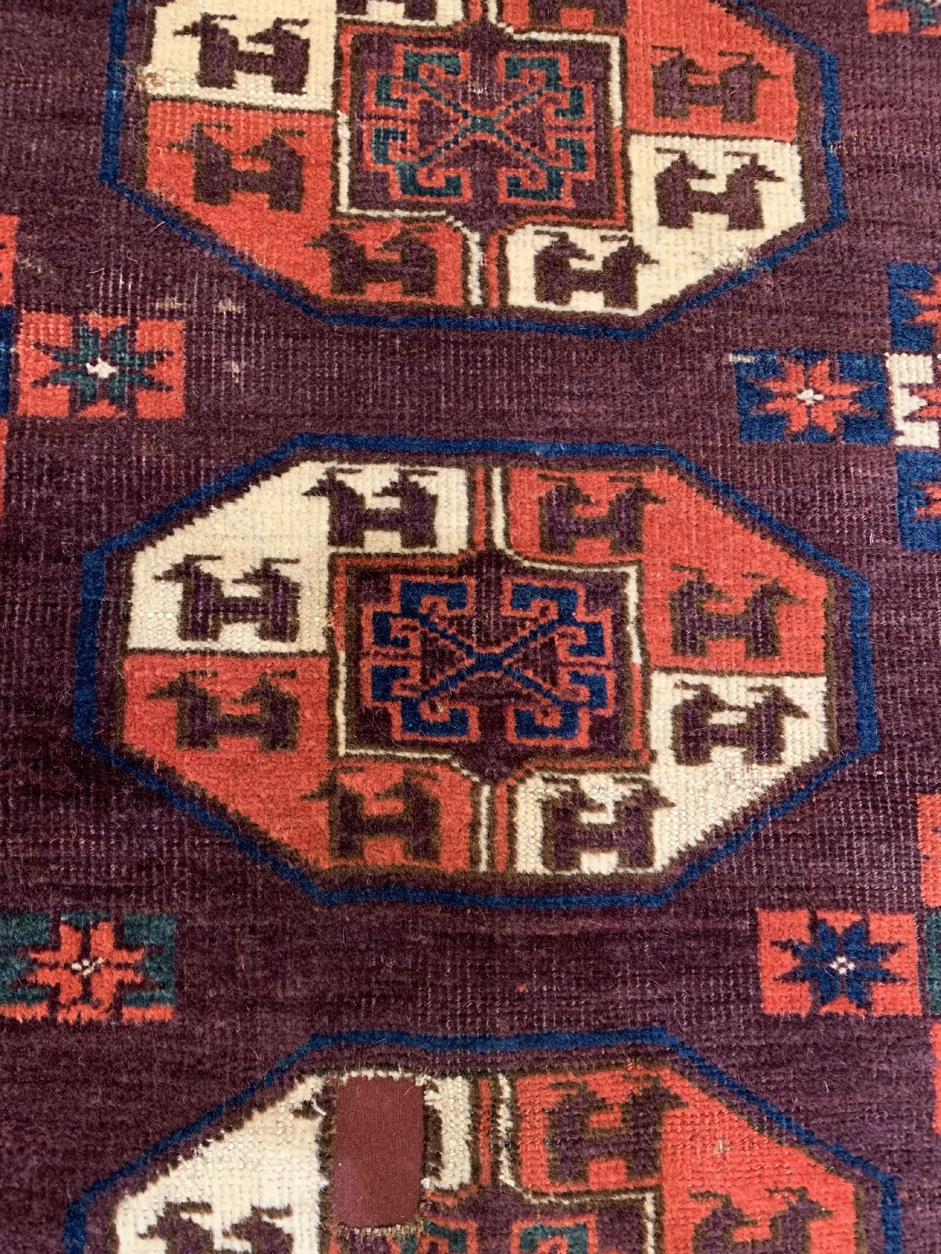 Detail b: P.Tschaudor Hauptteppich antik, Turkmenistan, 18 Jhd., Wolle geknüpft auf Wolle, Tauk-Nuska Göls mit Kotschak-Kreuz im Zentrum, Tscharch Palak ...