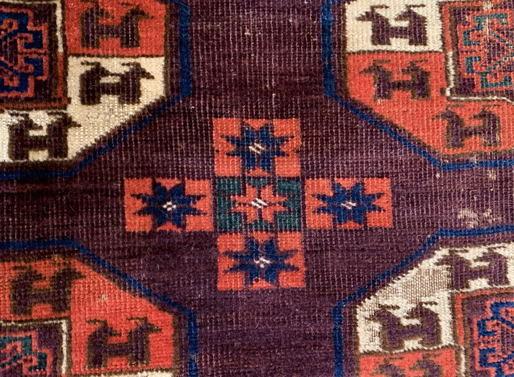 Detail c: P.Tschaudor Hauptteppich antik, Turkmenistan, 18 Jhd., Wolle geknüpft auf Wolle, Tauk-Nuska Göls mit Kotschak-Kreuz im Zentrum, Tscharch Palak ...