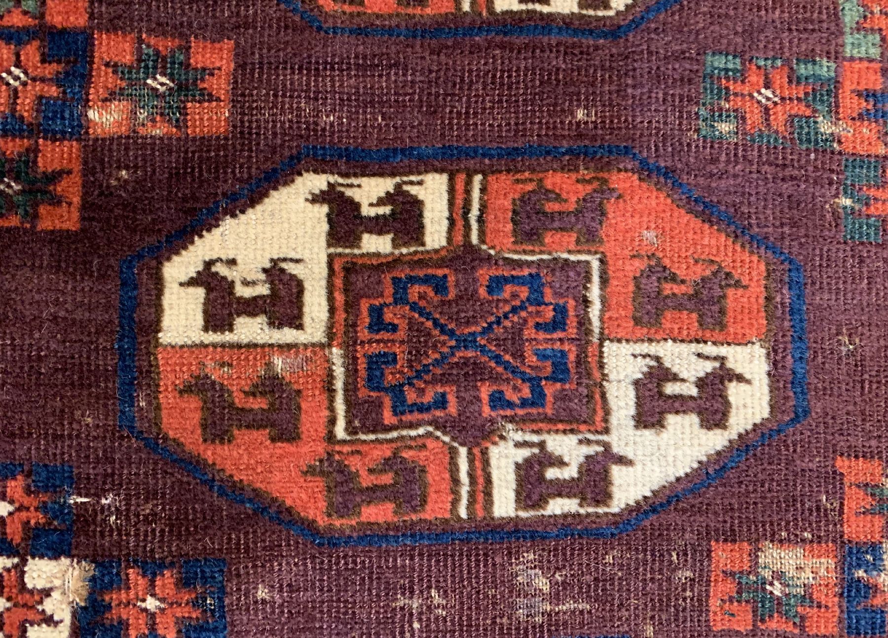Detail d: P.Tschaudor Hauptteppich antik, Turkmenistan, 18 Jhd., Wolle geknüpft auf Wolle, Tauk-Nuska Göls mit Kotschak-Kreuz im Zentrum, Tscharch Palak ...
