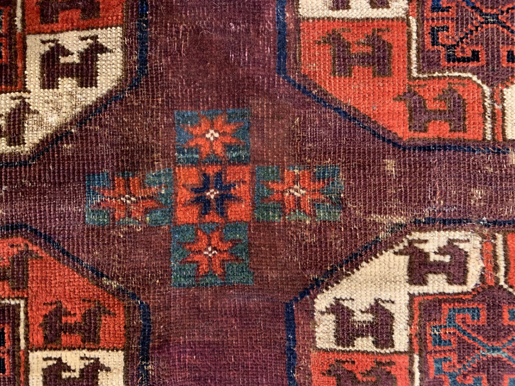Detail e: P.Tschaudor Hauptteppich antik, Turkmenistan, 18 Jhd., Wolle geknüpft auf Wolle, Tauk-Nuska Göls mit Kotschak-Kreuz im Zentrum, Tscharch Palak ...