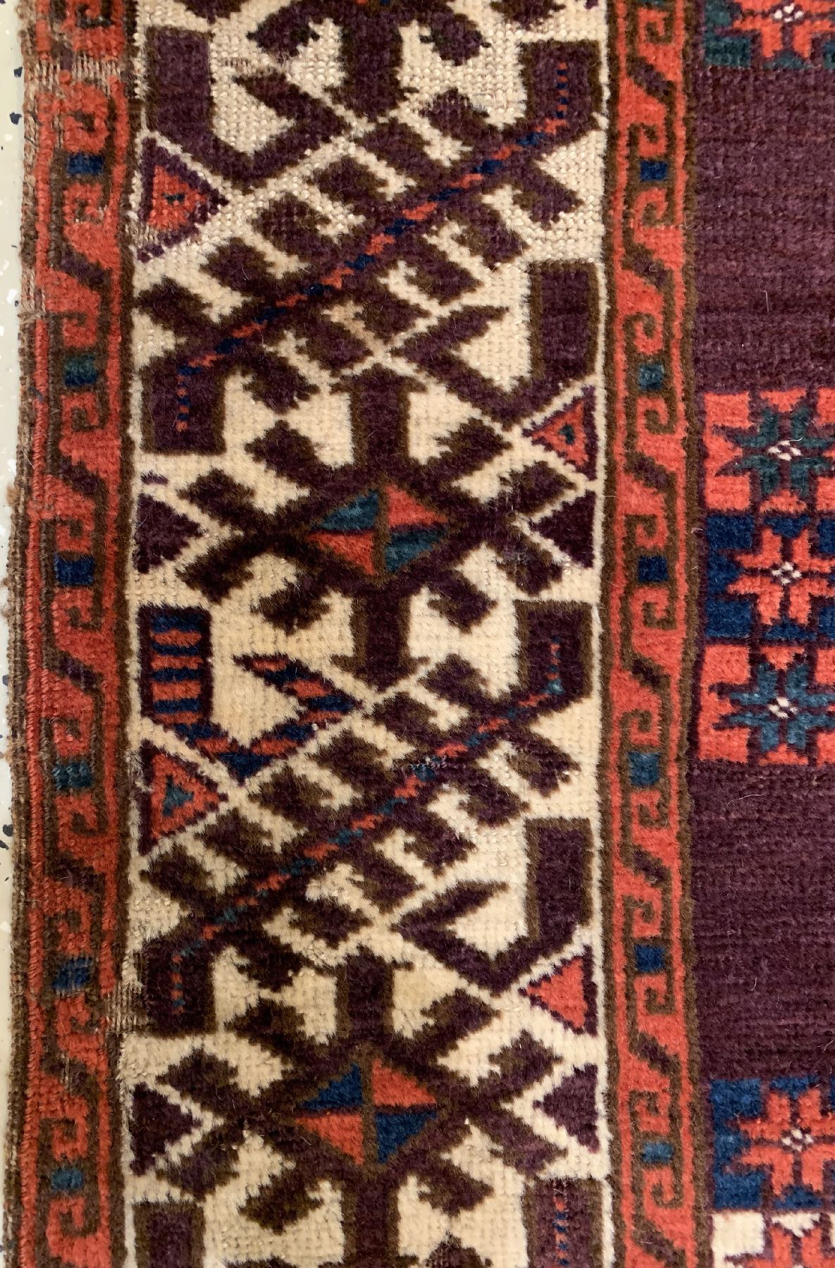 Detail f: P.Tschaudor Hauptteppich antik, Turkmenistan, 18 Jhd., Wolle geknüpft auf Wolle, Tauk-Nuska Göls mit Kotschak-Kreuz im Zentrum, Tscharch Palak ...
