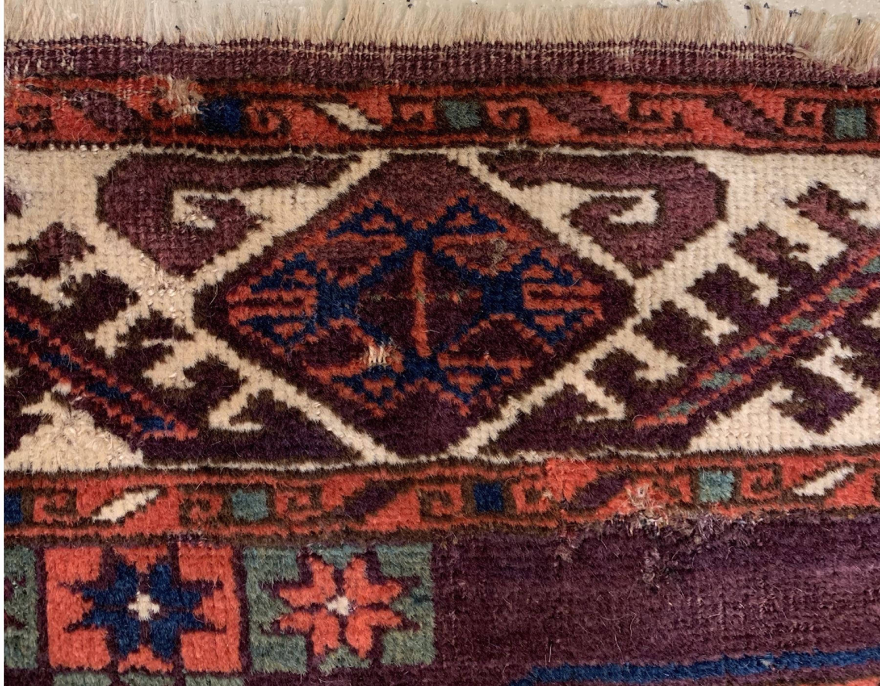 Detail g: P.Tschaudor Hauptteppich antik, Turkmenistan, 18 Jhd., Wolle geknüpft auf Wolle, Tauk-Nuska Göls mit Kotschak-Kreuz im Zentrum, Tscharch Palak ...
