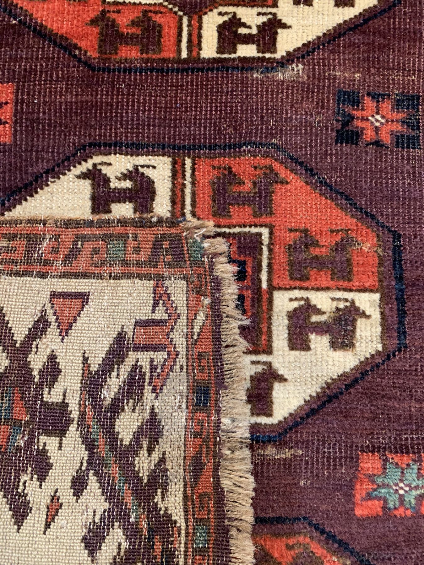 Detail h: P.Tschaudor Hauptteppich antik, Turkmenistan, 18 Jhd., Wolle geknüpft auf Wolle, Tauk-Nuska Göls mit Kotschak-Kreuz im Zentrum, Tscharch Palak ...