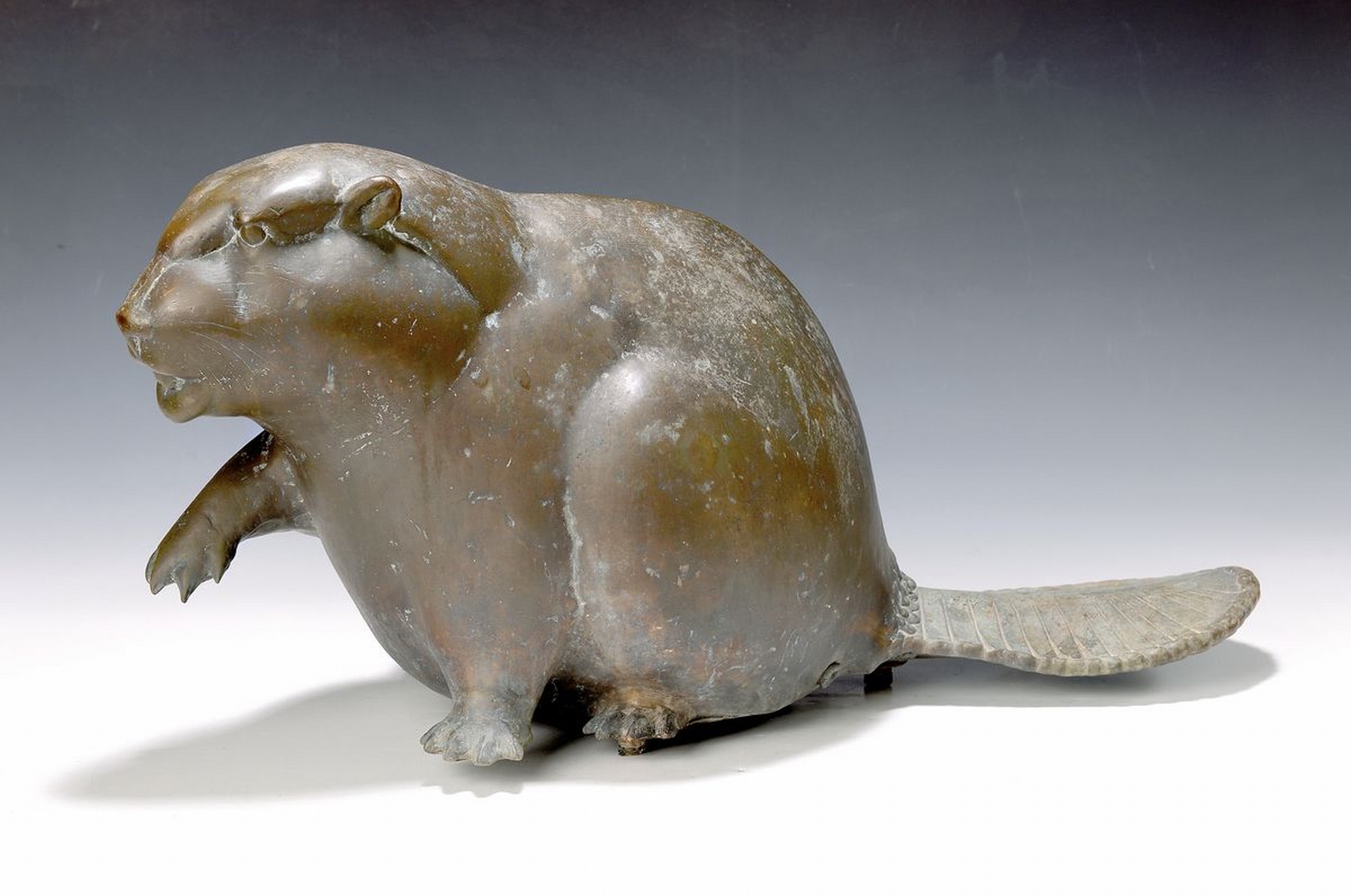 Gernot Rumpf, geb. 1941 Kaiserslautern, Biber, Bronzeskulptur, monogr., Gießerstempel, H. Ca. 33cm, L. ca. 65cm, leicht bewittert