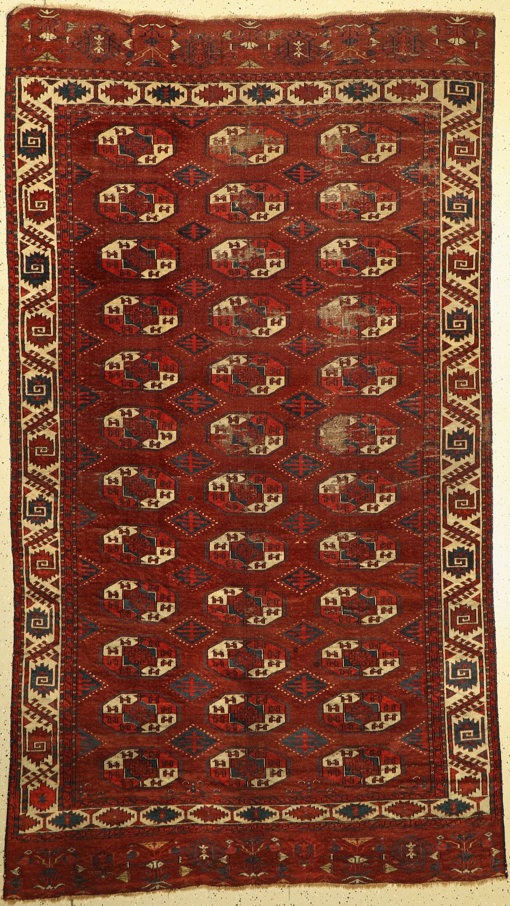 Antiker Yomud Hauptteppich, Turkmenistan, um 1800, Wolle geknüpft auf Wolle, Tauk-Nuska Göls, Kotschak-Kreuz im Zentrum, Rollblatt Bordüre, ca. ...