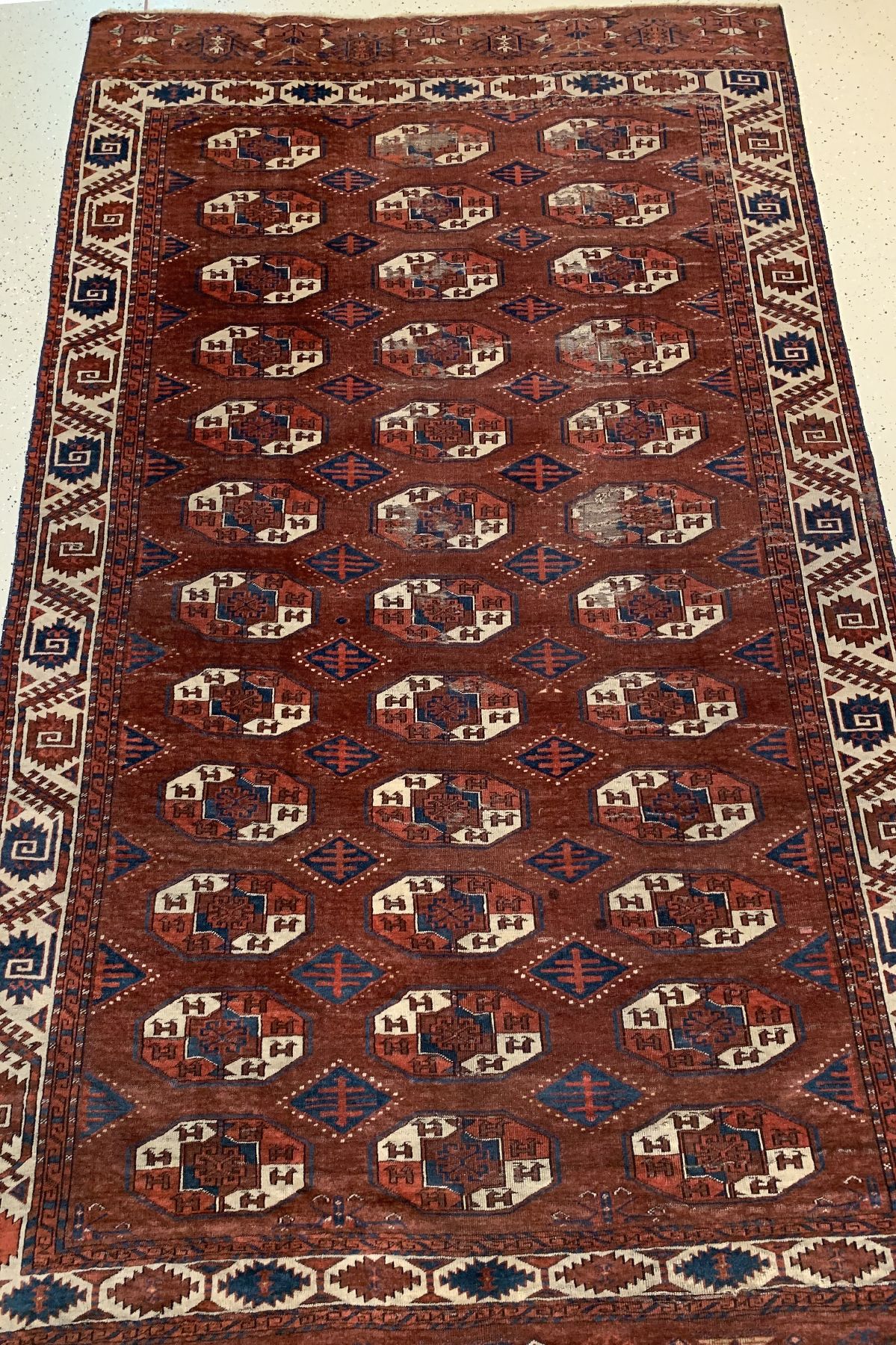 Detail a: Antiker Yomud Hauptteppich, Turkmenistan, um 1800, Wolle geknüpft auf Wolle, Tauk-Nuska Göls, Kotschak-Kreuz im Zentrum, Rollblatt Bordüre, ca. ...