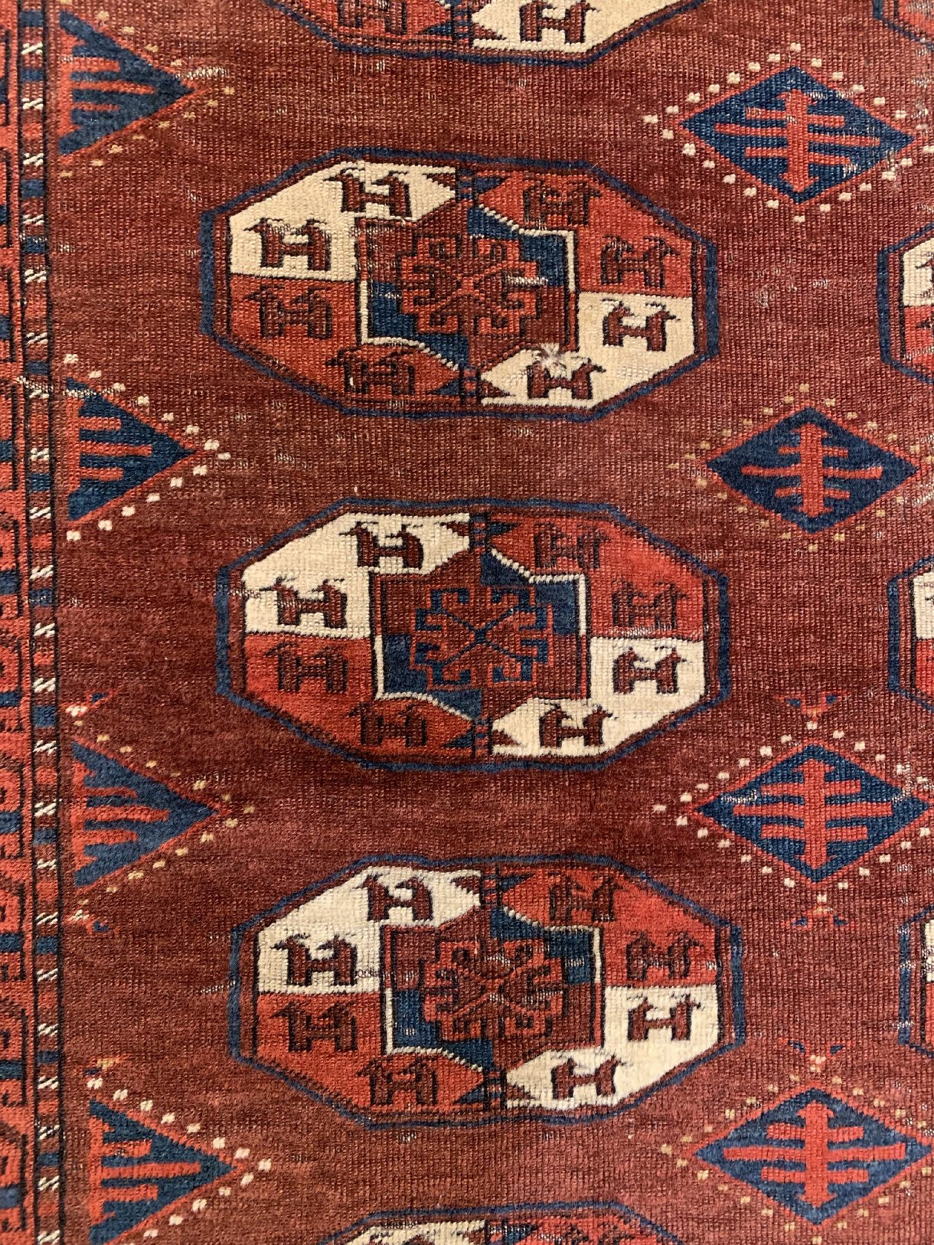 Detail b: Antiker Yomud Hauptteppich, Turkmenistan, um 1800, Wolle geknüpft auf Wolle, Tauk-Nuska Göls, Kotschak-Kreuz im Zentrum, Rollblatt Bordüre, ca. ...