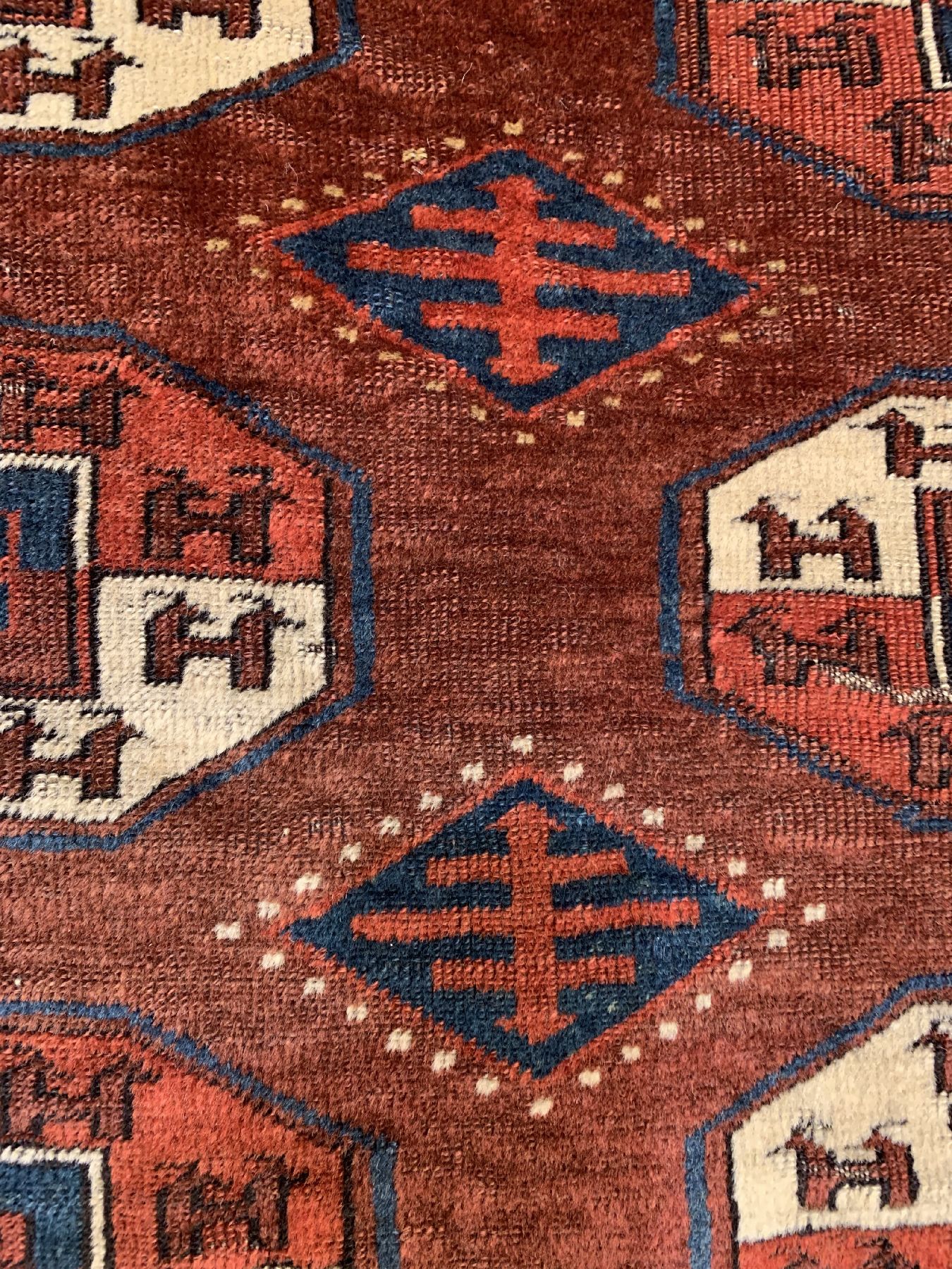 Detail c: Antiker Yomud Hauptteppich, Turkmenistan, um 1800, Wolle geknüpft auf Wolle, Tauk-Nuska Göls, Kotschak-Kreuz im Zentrum, Rollblatt Bordüre, ca. ...