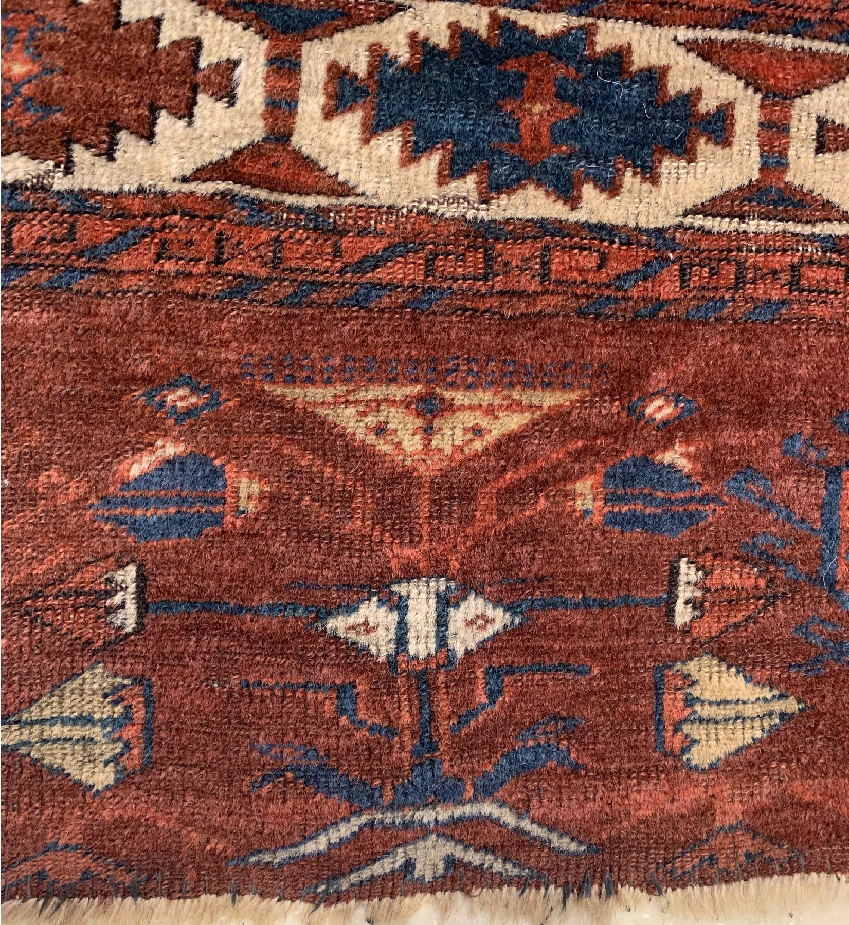 Detail d: Antiker Yomud Hauptteppich, Turkmenistan, um 1800, Wolle geknüpft auf Wolle, Tauk-Nuska Göls, Kotschak-Kreuz im Zentrum, Rollblatt Bordüre, ca. ...