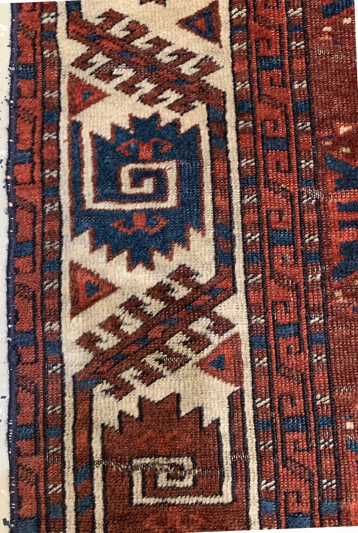 Detail e: Antiker Yomud Hauptteppich, Turkmenistan, um 1800, Wolle geknüpft auf Wolle, Tauk-Nuska Göls, Kotschak-Kreuz im Zentrum, Rollblatt Bordüre, ca. ...
