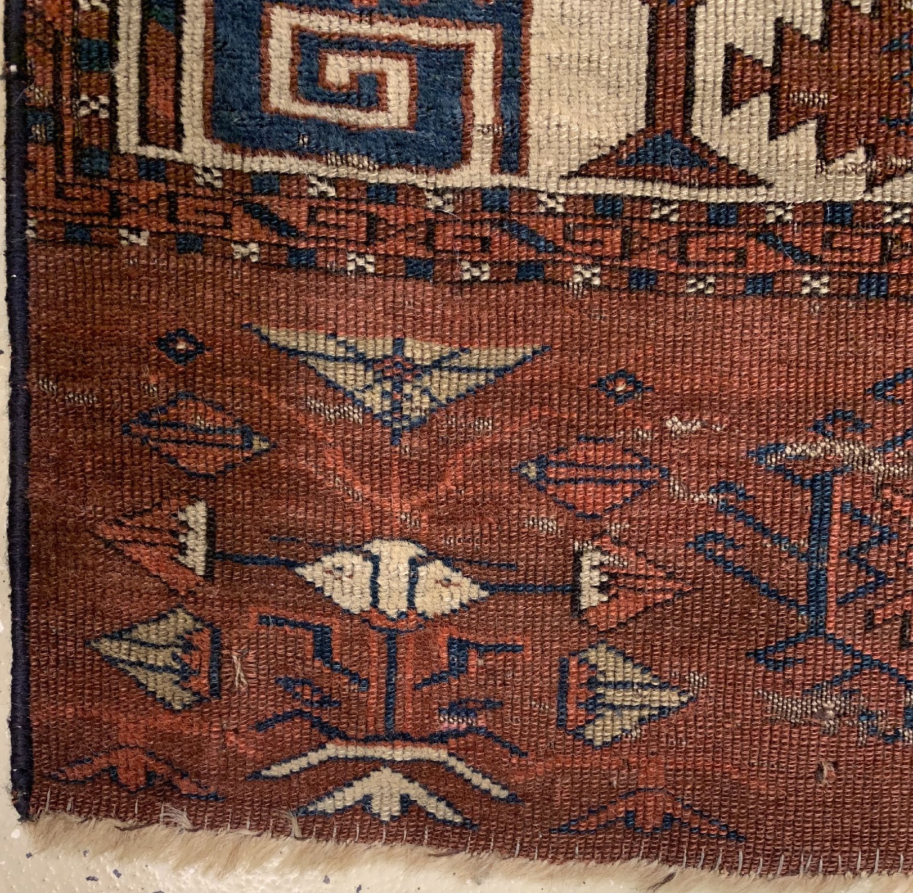 Detail f: Antiker Yomud Hauptteppich, Turkmenistan, um 1800, Wolle geknüpft auf Wolle, Tauk-Nuska Göls, Kotschak-Kreuz im Zentrum, Rollblatt Bordüre, ca. ...