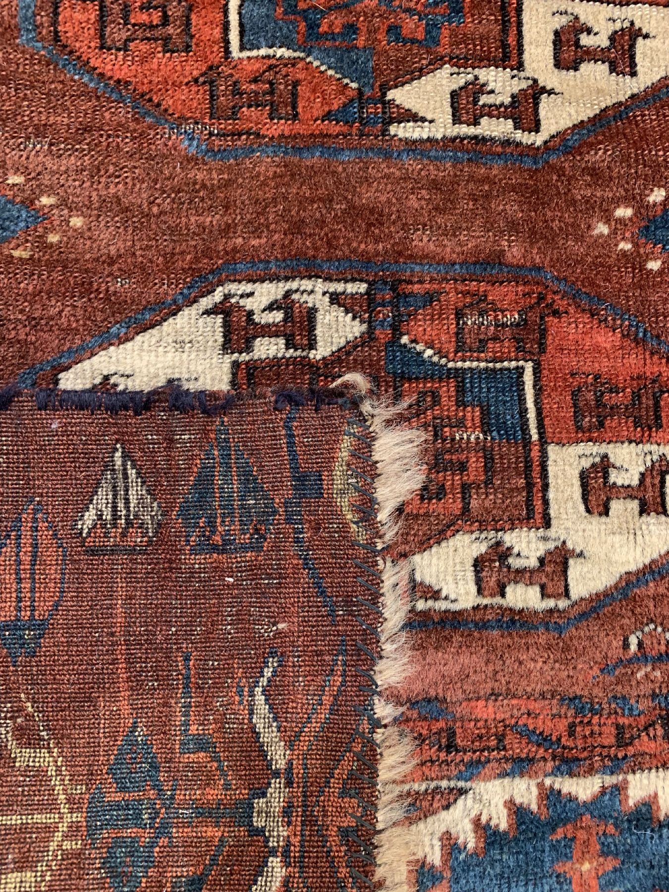 Detail g: Antiker Yomud Hauptteppich, Turkmenistan, um 1800, Wolle geknüpft auf Wolle, Tauk-Nuska Göls, Kotschak-Kreuz im Zentrum, Rollblatt Bordüre, ca. ...