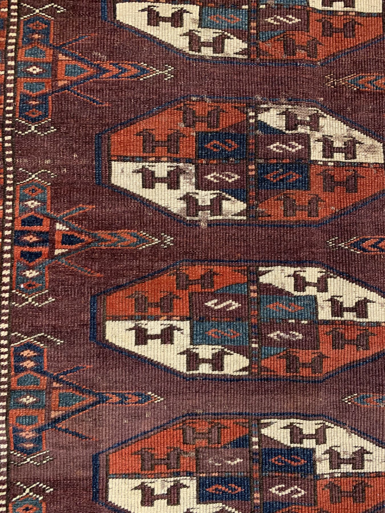 Detail b: Antiker Yomud Hauptteppich, Turkmenistan, um 1800, Wolle geknüpft auf Wolle, Tauk-Nuska Göls, Tschemtsche-Güls, Schiffchen Bordüre, c a. 277 x ...