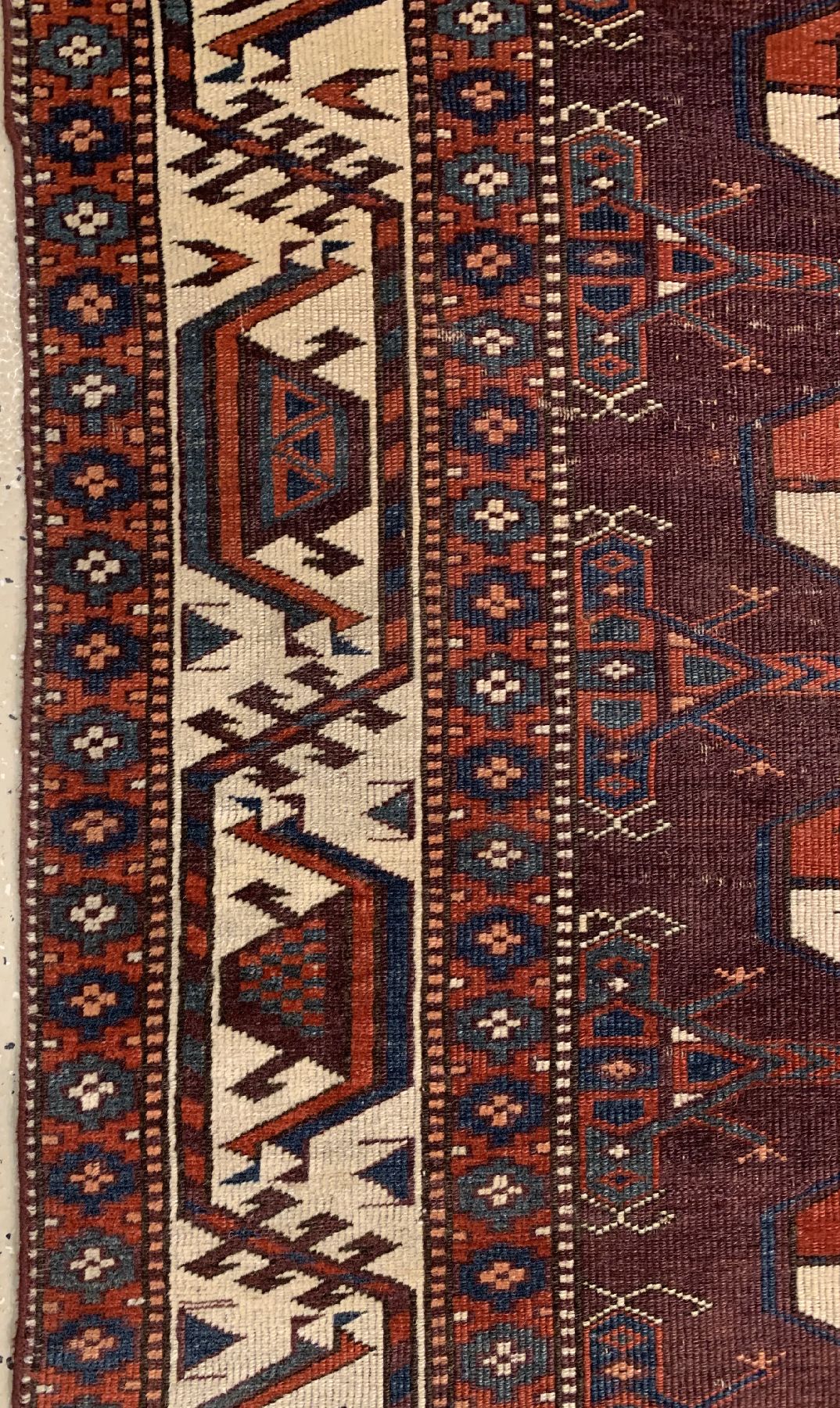 Detail c: Antiker Yomud Hauptteppich, Turkmenistan, um 1800, Wolle geknüpft auf Wolle, Tauk-Nuska Göls, Tschemtsche-Güls, Schiffchen Bordüre, c a. 277 x ...