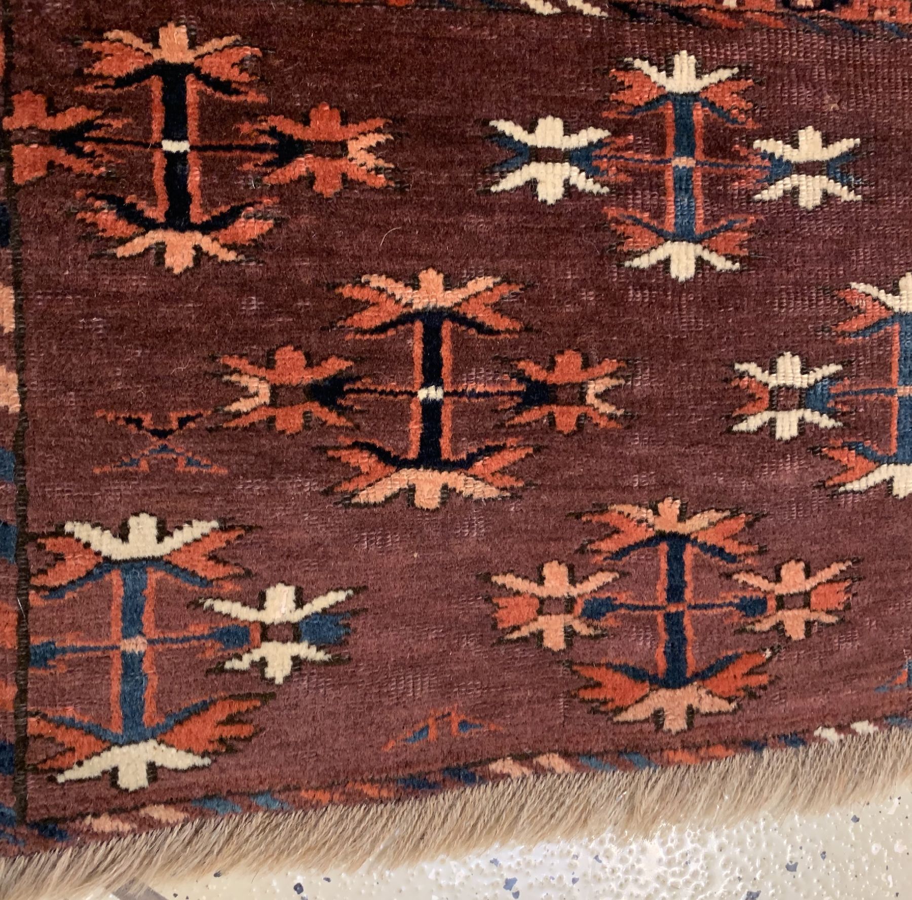 Detail d: Antiker Yomud Hauptteppich, Turkmenistan, um 1800, Wolle geknüpft auf Wolle, Tauk-Nuska Göls, Tschemtsche-Güls, Schiffchen Bordüre, c a. 277 x ...