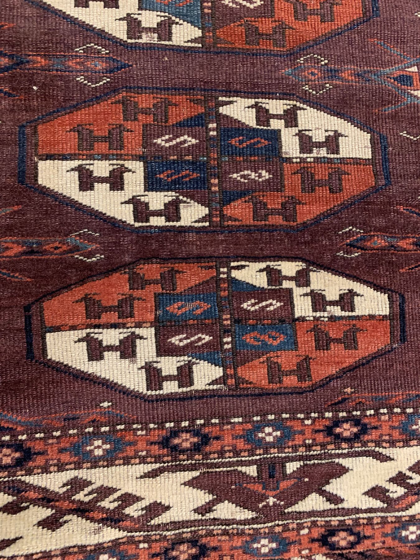Detail e: Antiker Yomud Hauptteppich, Turkmenistan, um 1800, Wolle geknüpft auf Wolle, Tauk-Nuska Göls, Tschemtsche-Güls, Schiffchen Bordüre, c a. 277 x ...