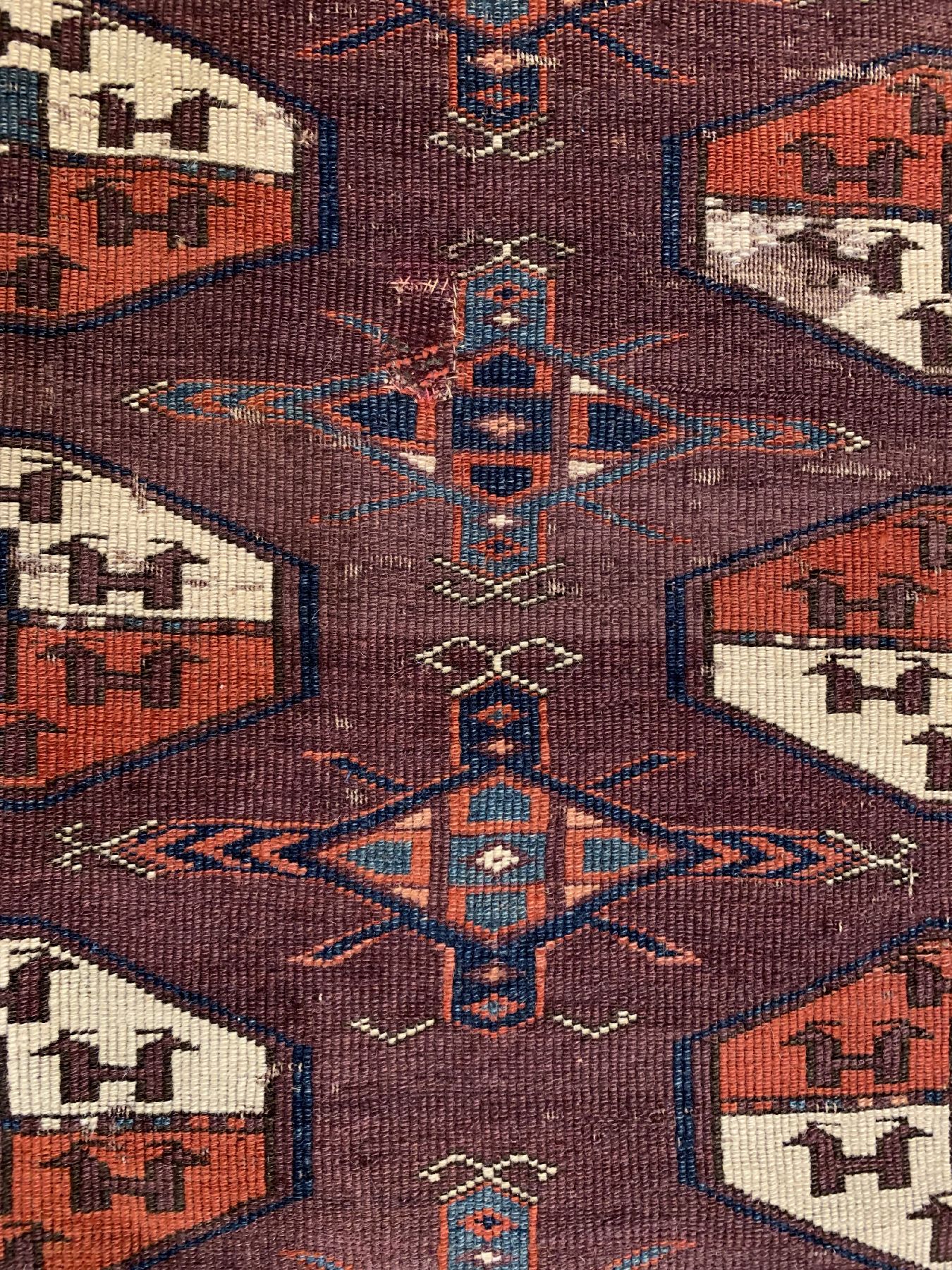 Detail f: Antiker Yomud Hauptteppich, Turkmenistan, um 1800, Wolle geknüpft auf Wolle, Tauk-Nuska Göls, Tschemtsche-Güls, Schiffchen Bordüre, c a. 277 x ...