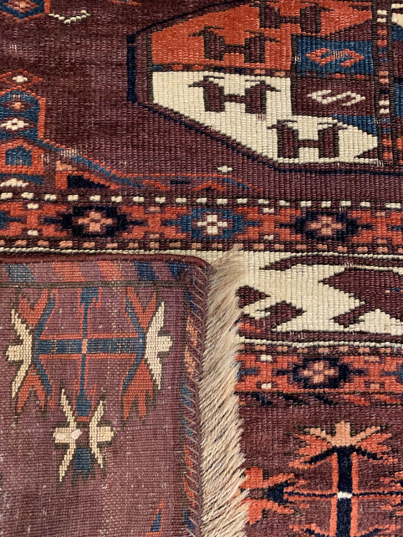Detail g: Antiker Yomud Hauptteppich, Turkmenistan, um 1800, Wolle geknüpft auf Wolle, Tauk-Nuska Göls, Tschemtsche-Güls, Schiffchen Bordüre, c a. 277 x ...
