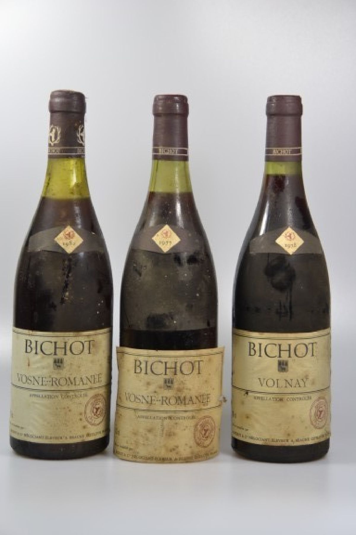 18 Flaschen Bichot, 1977-1982, 5x Volnay, 12 x Vosne-Romanée, Appellation Controlée, 75 cl, Etiketten und Flaschen mit Alters- und Gebr.-spuren, ...