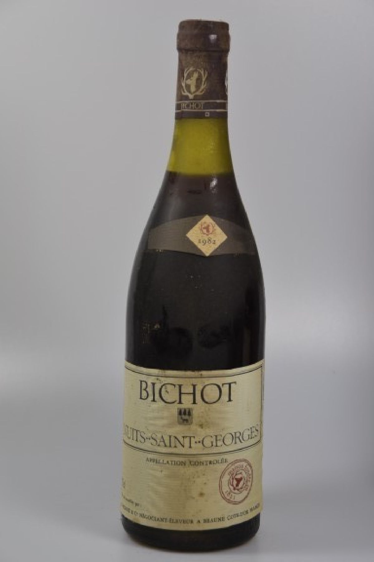9 Fl. 1982 Bichot, Nuits-Saint-Georges, Bourgogne, teilweise mit stärkerem Schwund, 0.75 l, Alters- und Gebr.-spuren, nicht verkostet, aus einer ...