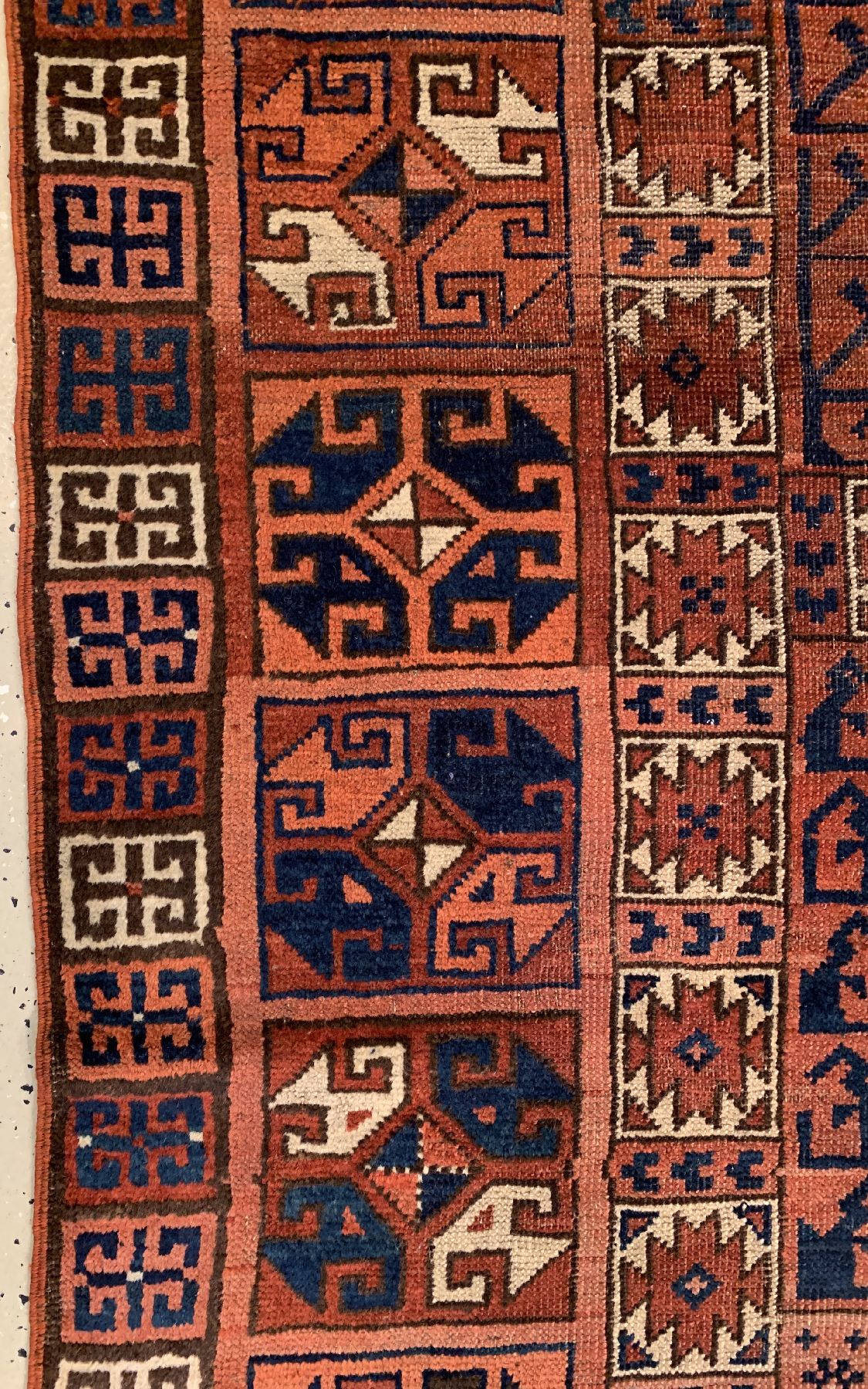Detail b: Antiker Uzbekischer Engsi, Uzbekistan, mitte 19 Jhd, Wolle geknüpft auf Wolle mit Kartschin Göls, ca, 195 x 160 cm, EHZ:4 (Alters-und ...