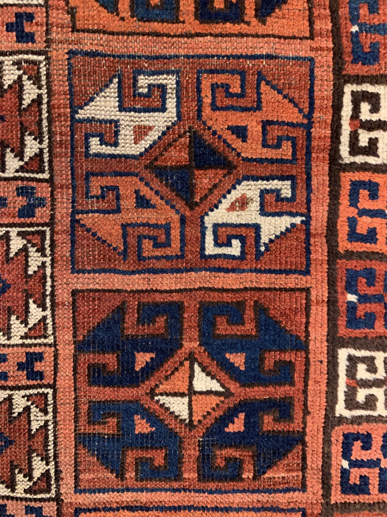 Detail c: Antiker Uzbekischer Engsi, Uzbekistan, mitte 19 Jhd, Wolle geknüpft auf Wolle mit Kartschin Göls, ca, 195 x 160 cm, EHZ:4 (Alters-und ...