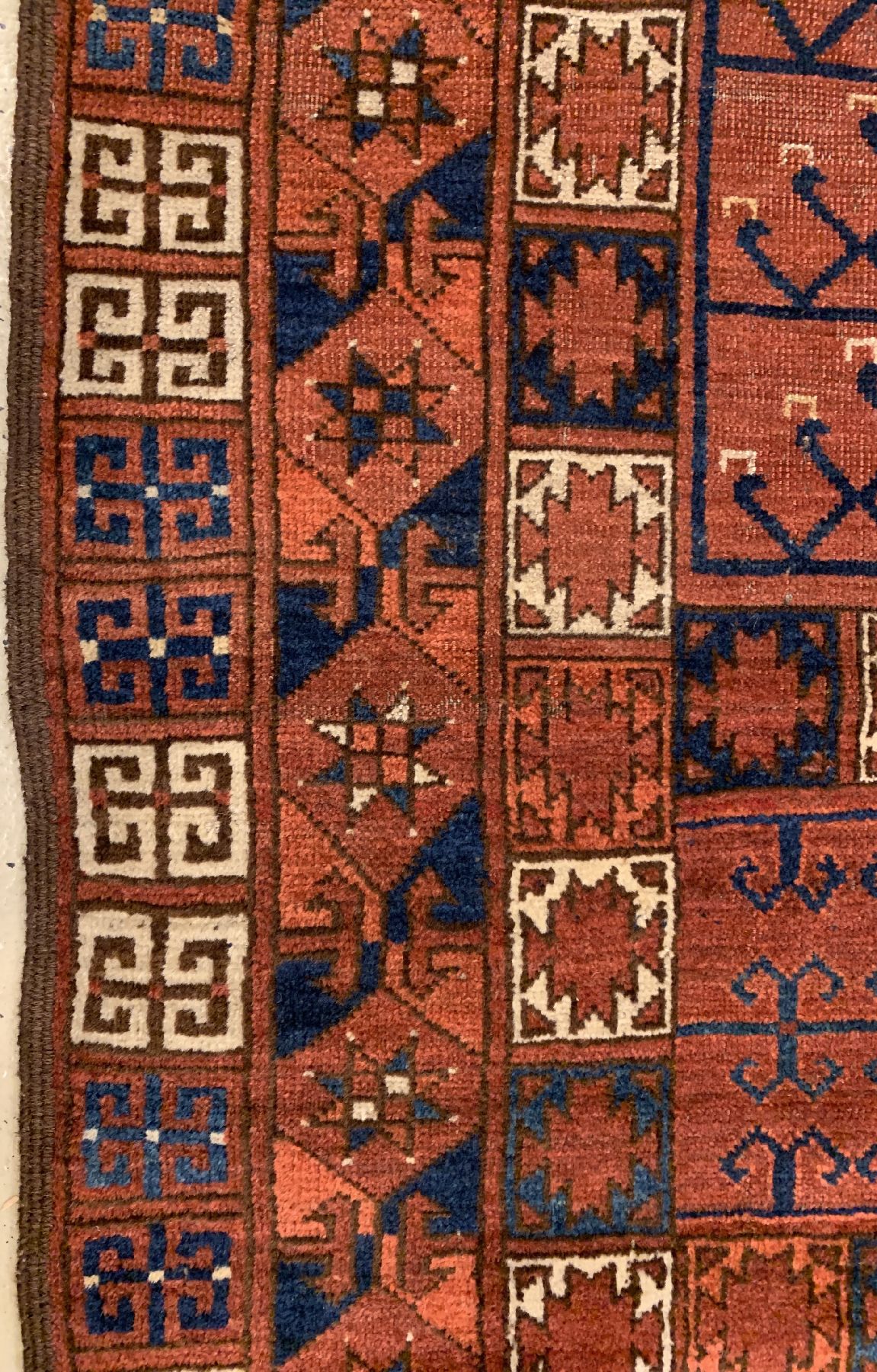 Detail b: Antiker Ersari Engsi, Turkmenistan, mitte 19 Jhd., Wolle geknüpft auf Wolle, mit Ersari Sainak, ca, 200 x 146 cm, EHZ:3(Altersbedingt guter ...