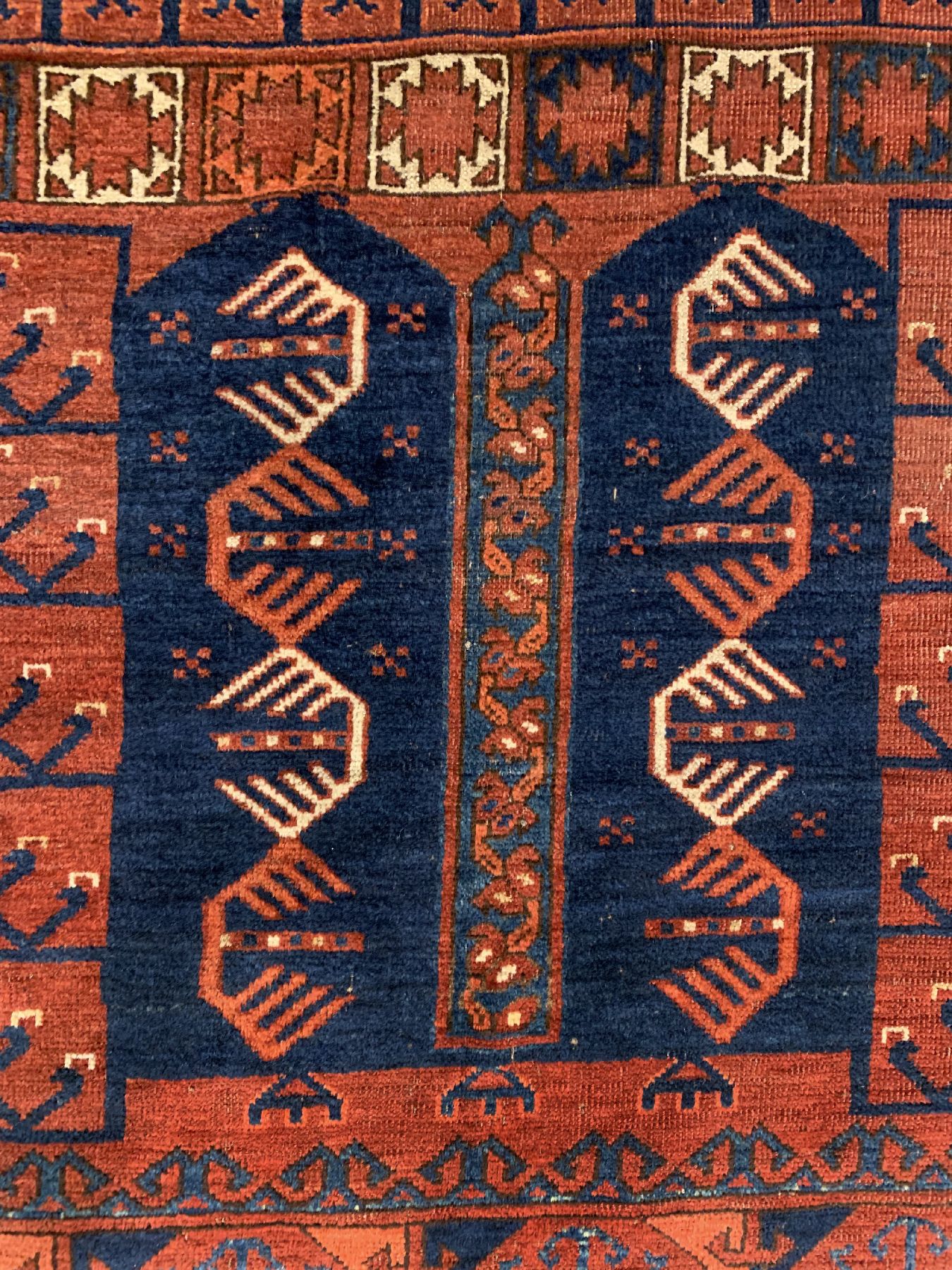 Detail c: Antiker Ersari Engsi, Turkmenistan, mitte 19 Jhd., Wolle geknüpft auf Wolle, mit Ersari Sainak, ca, 200 x 146 cm, EHZ:3(Altersbedingt guter ...