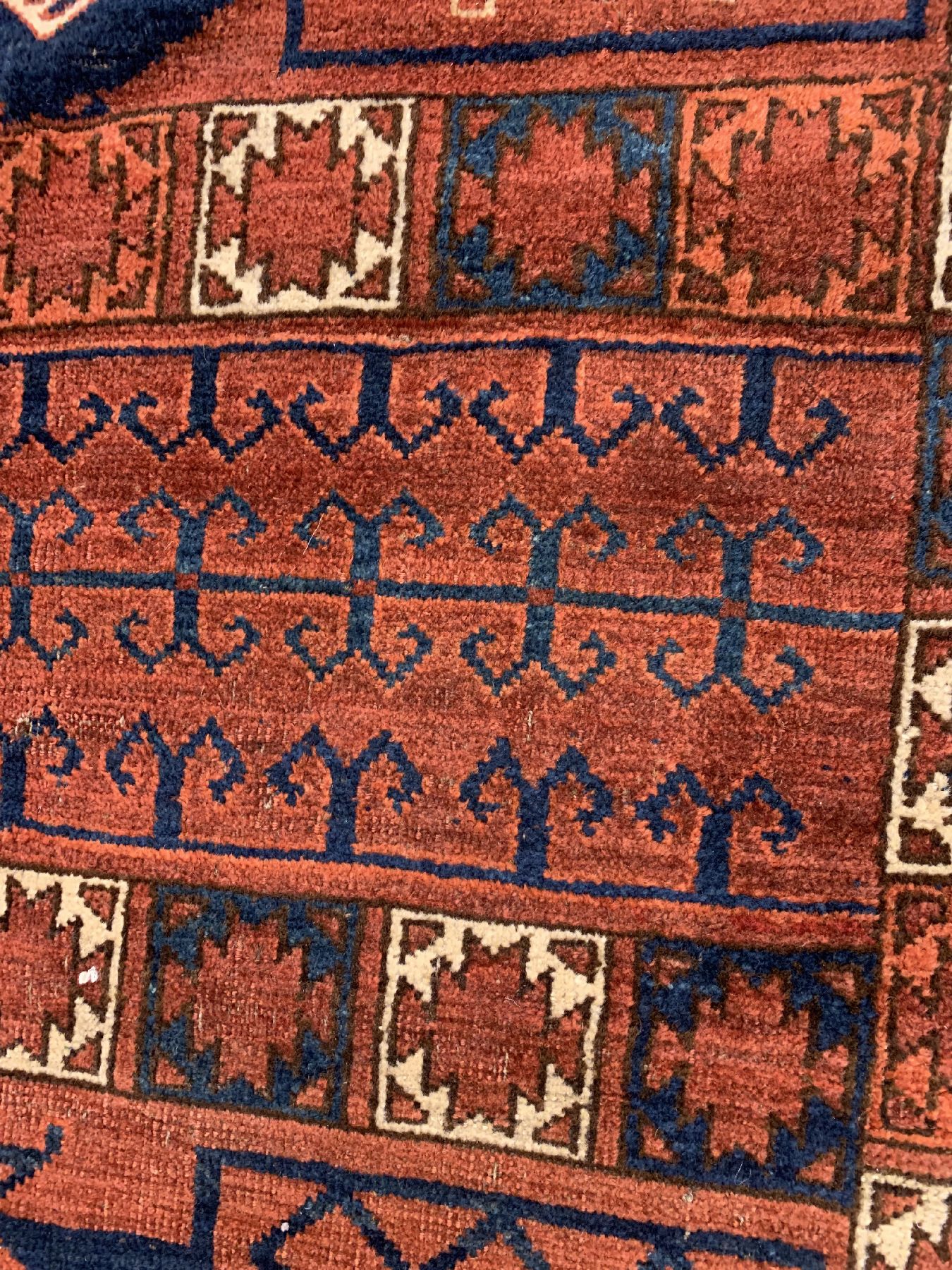 Detail e: Antiker Ersari Engsi, Turkmenistan, mitte 19 Jhd., Wolle geknüpft auf Wolle, mit Ersari Sainak, ca, 200 x 146 cm, EHZ:3(Altersbedingt guter ...