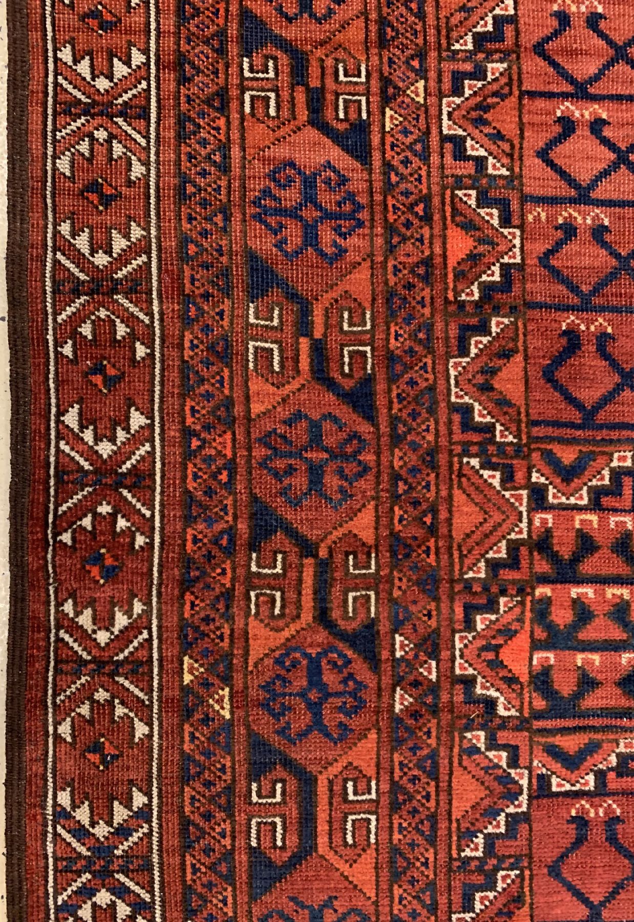 Detail b: Antiker Ersari Engsi, Turkmenistan, mitte 19 Jhd., Wolle geknüpft auf Wolle mit Ersari Sainak, ca, 200 x 146 cm, EHZ:3(Altersbedingt guter Zustand)