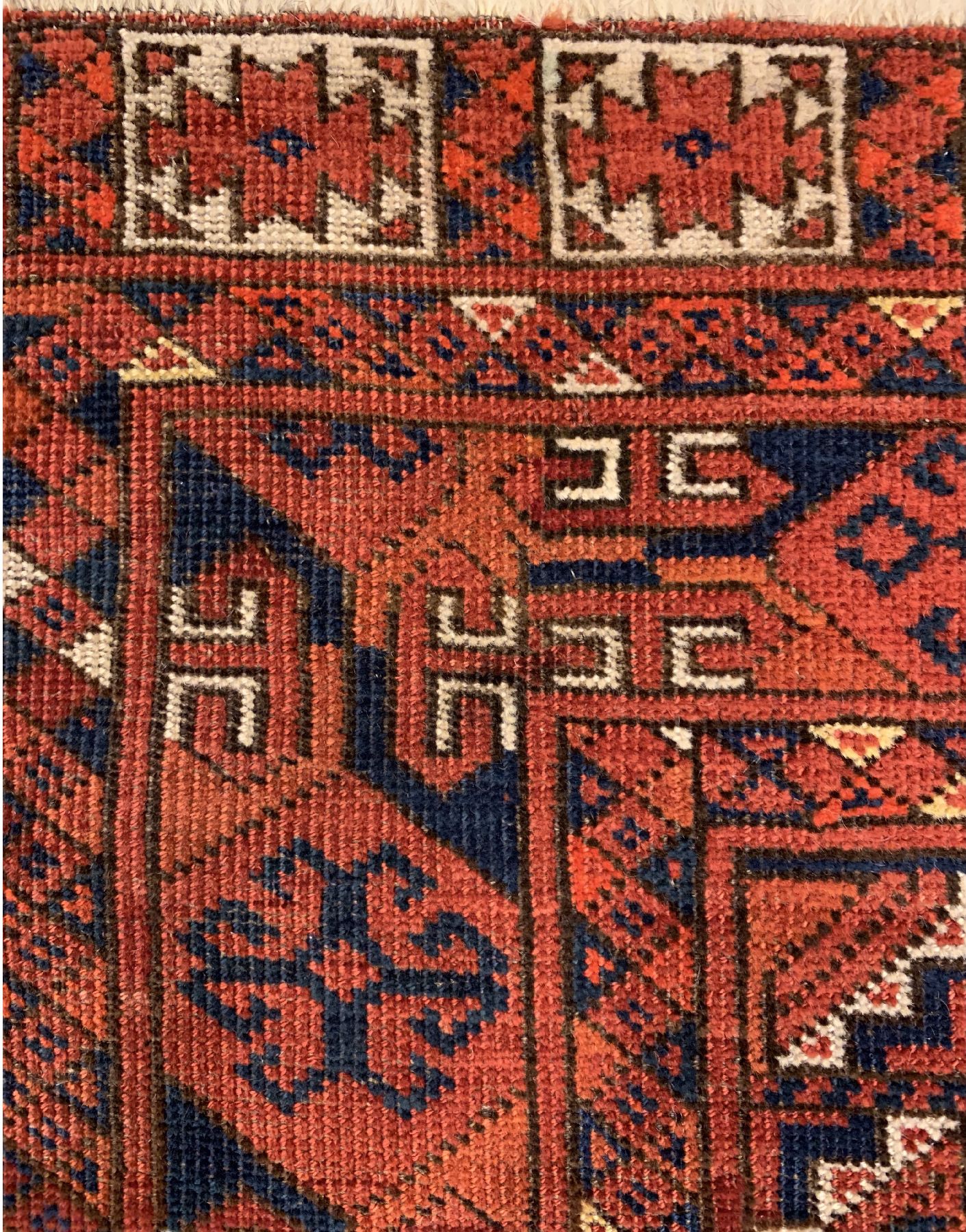 Detail d: Antiker Ersari Engsi, Turkmenistan, mitte 19 Jhd., Wolle geknüpft auf Wolle mit Ersari Sainak, ca, 200 x 146 cm, EHZ:3(Altersbedingt guter Zustand)
