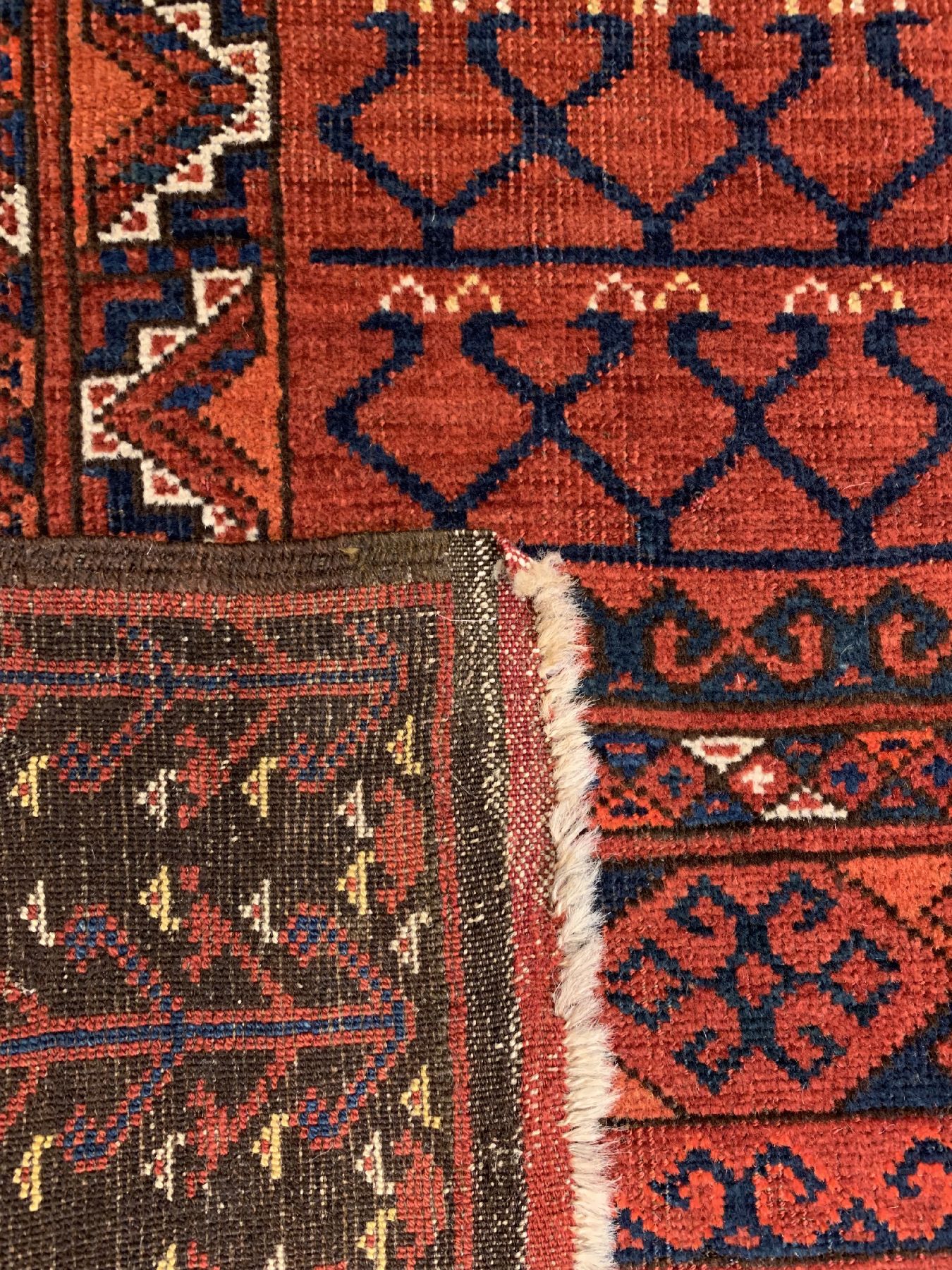 Detail f: Antiker Ersari Engsi, Turkmenistan, mitte 19 Jhd., Wolle geknüpft auf Wolle mit Ersari Sainak, ca, 200 x 146 cm, EHZ:3(Altersbedingt guter Zustand)