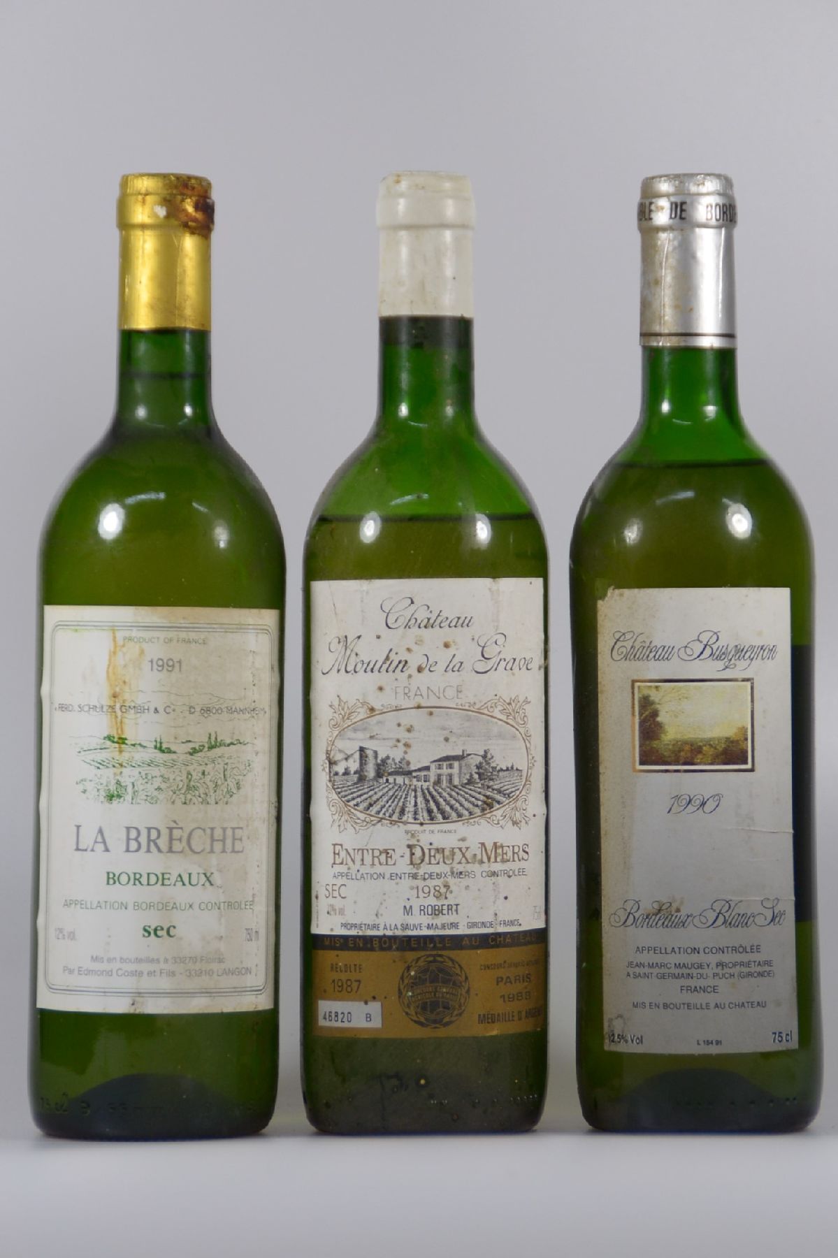 21 Flaschen Bordeaux blanc: 17 Fl. 1991 La Bréche, Bordeaux, sec, 75 cl, top shoulder bis into neck, 3 Fl. 1990 Ch. Busqueyron, mid shoulder, 75cl, ...