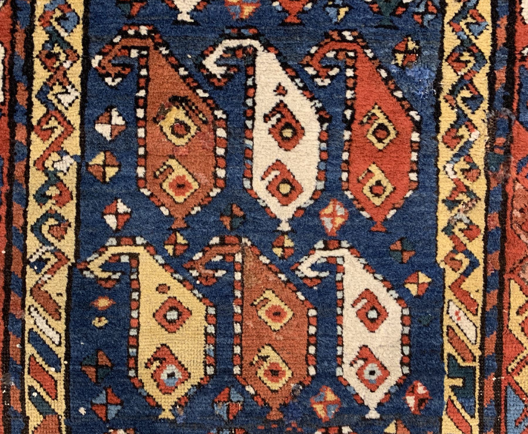 Detail a: Antiker Gandje(Boteh Muster), Kaukasus, 19 Jhd, Wolle geknüpft auf Wolle, 255 x 106 cm, EHZ: 4-5(Alters-und Gebrauchsspuren).